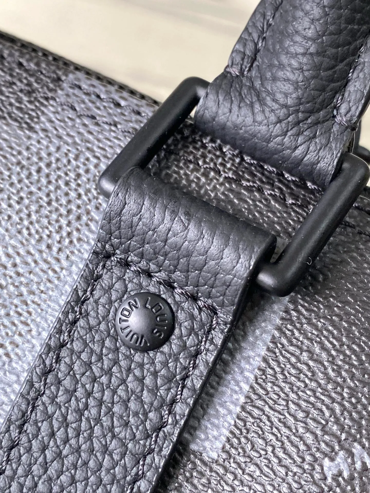 💰940 Top Original Order M14919 Large Keepal Bandouliere 25 Handbag is made of Damoflage Black coated canvas, which vividly reproduces the Damier Graphite pattern under Pharrell Wiliams’ creative aesthetics. The classic plaid presents a pixelated effect, and uses deep tones to create a unique camouflage appearance. The top handle and removable and adjustable shoulder strap provide multiple carrying options. Dimensions: 25 × 15 × 11 cm
