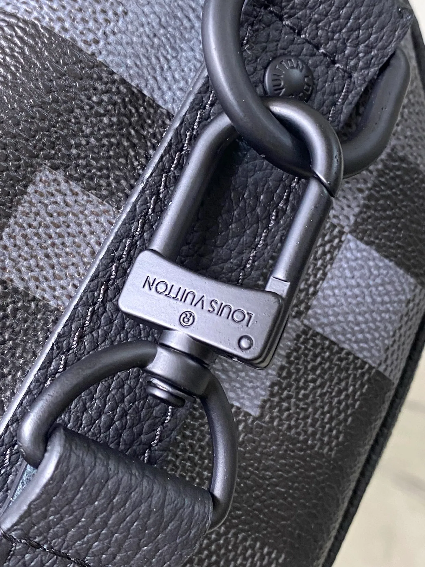 💰940 Top Original Order M14919 Large Keepal Bandouliere 25 Handbag is made of Damoflage Black coated canvas, which vividly reproduces the Damier Graphite pattern under Pharrell Wiliams’ creative aesthetics. The classic plaid presents a pixelated effect, and uses deep tones to create a unique camouflage appearance. The top handle and removable and adjustable shoulder strap provide multiple carrying options. Dimensions: 25 × 15 × 11 cm