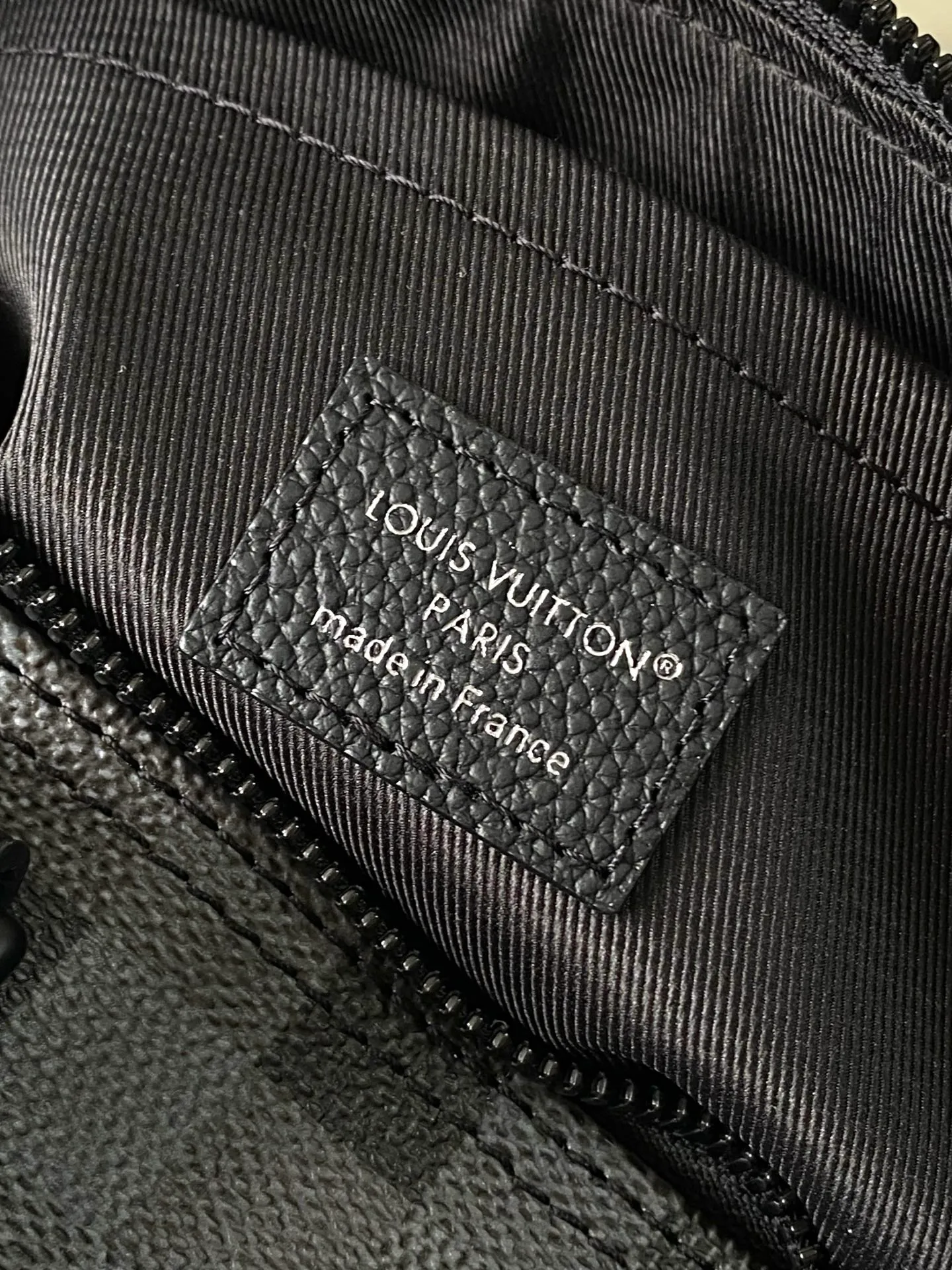 💰940 Top Original Order M14919 Large Keepal Bandouliere 25 Handbag is made of Damoflage Black coated canvas, which vividly reproduces the Damier Graphite pattern under Pharrell Wiliams’ creative aesthetics. The classic plaid presents a pixelated effect, and uses deep tones to create a unique camouflage appearance. The top handle and removable and adjustable shoulder strap provide multiple carrying options. Dimensions: 25 × 15 × 11 cm