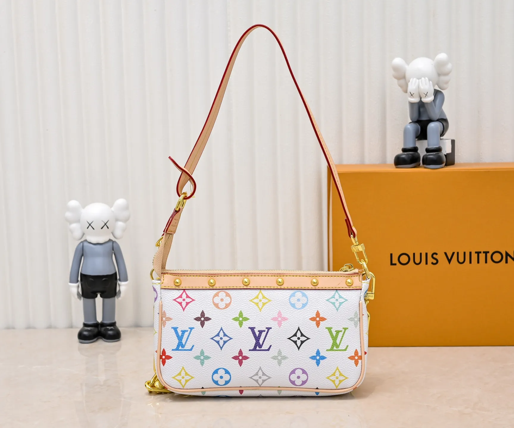 Batch 280💰M13404 Black color White color This Pochette Accessoires handbag is made of coated canvas, with colorful Monogram patterns to interpret the smart style of the Louis Vuitton×Takashi Murakami cross-border collaboration series. Calf leather trim and dazzling hardware add to the sophisticated details, while the detachable shoulder strap and chain provide flexible carry. Size: 22x13x4cm