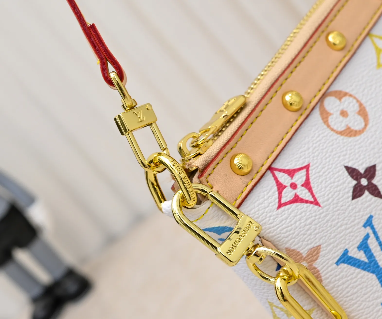 Batch 280💰M13404 Black color White color This Pochette Accessoires handbag is made of coated canvas, with colorful Monogram patterns to interpret the smart style of the Louis Vuitton×Takashi Murakami cross-border collaboration series. Calf leather trim and dazzling hardware add to the sophisticated details, while the detachable shoulder strap and chain provide flexible carry. Size: 22x13x4cm