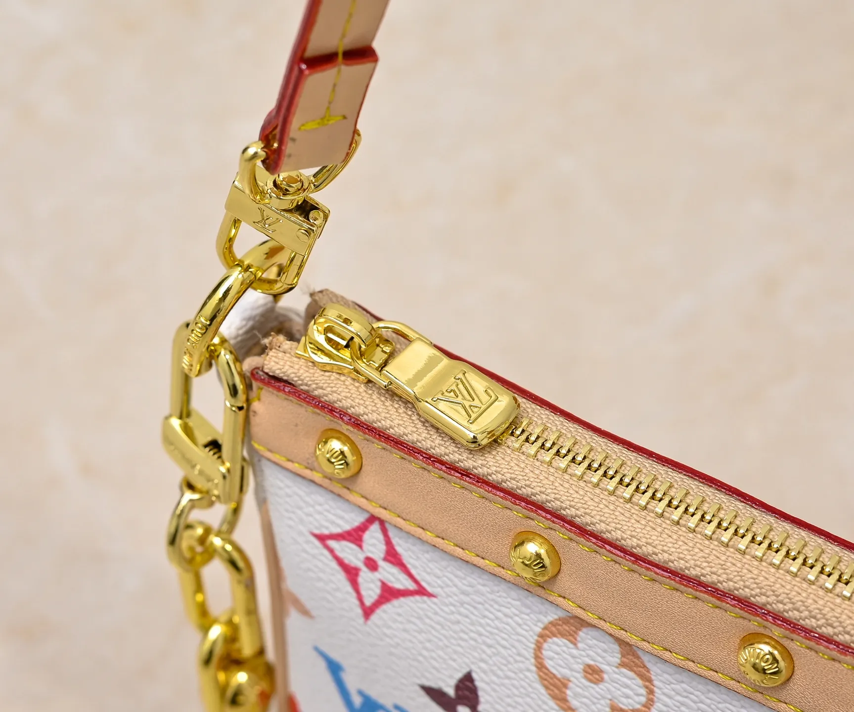 Batch 280💰M13404 Black color White color This Pochette Accessoires handbag is made of coated canvas, with colorful Monogram patterns to interpret the smart style of the Louis Vuitton×Takashi Murakami cross-border collaboration series. Calf leather trim and dazzling hardware add to the sophisticated details, while the detachable shoulder strap and chain provide flexible carry. Size: 22x13x4cm