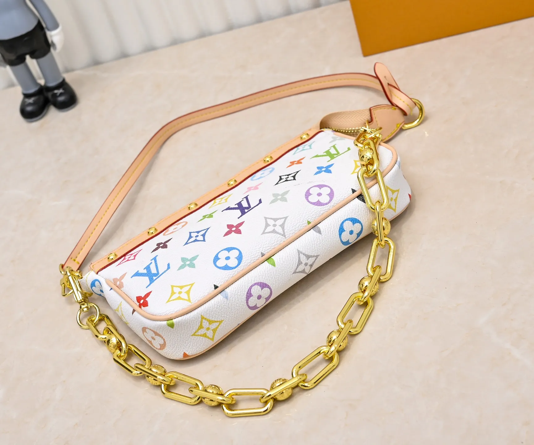 Batch 280💰M13404 Black color White color This Pochette Accessoires handbag is made of coated canvas, with colorful Monogram patterns to interpret the smart style of the Louis Vuitton×Takashi Murakami cross-border collaboration series. Calf leather trim and dazzling hardware add to the sophisticated details, while the detachable shoulder strap and chain provide flexible carry. Size: 22x13x4cm