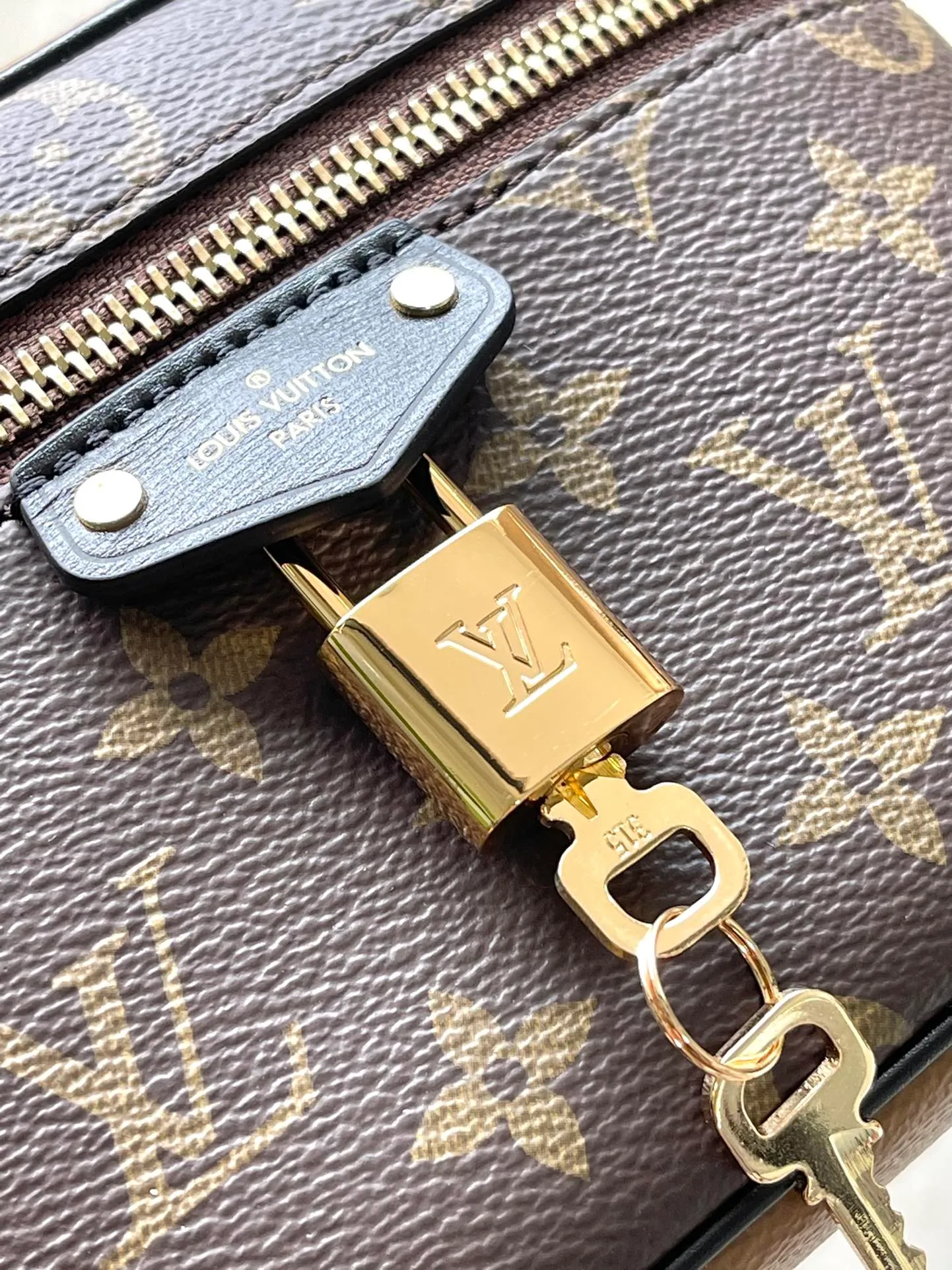 💰760 (steel hardware) top original order M47125, supports counter inspection, and the photo taken of duty-free goods is consistent with the product without unpacking. This product is an exclusive duty-free product in the market and is the highest-end product. Inspection is supported. This product has passed strict inspection and is flawless. Please wear gloves when touching the product. This product is not returnable or exchangeable. Please confirm the product first and then remove the label on the handle. This product is temporarily not open to the public, only regular customers, and is in short supply. Dimensions: 19 x 11.5 x 6.5 cm