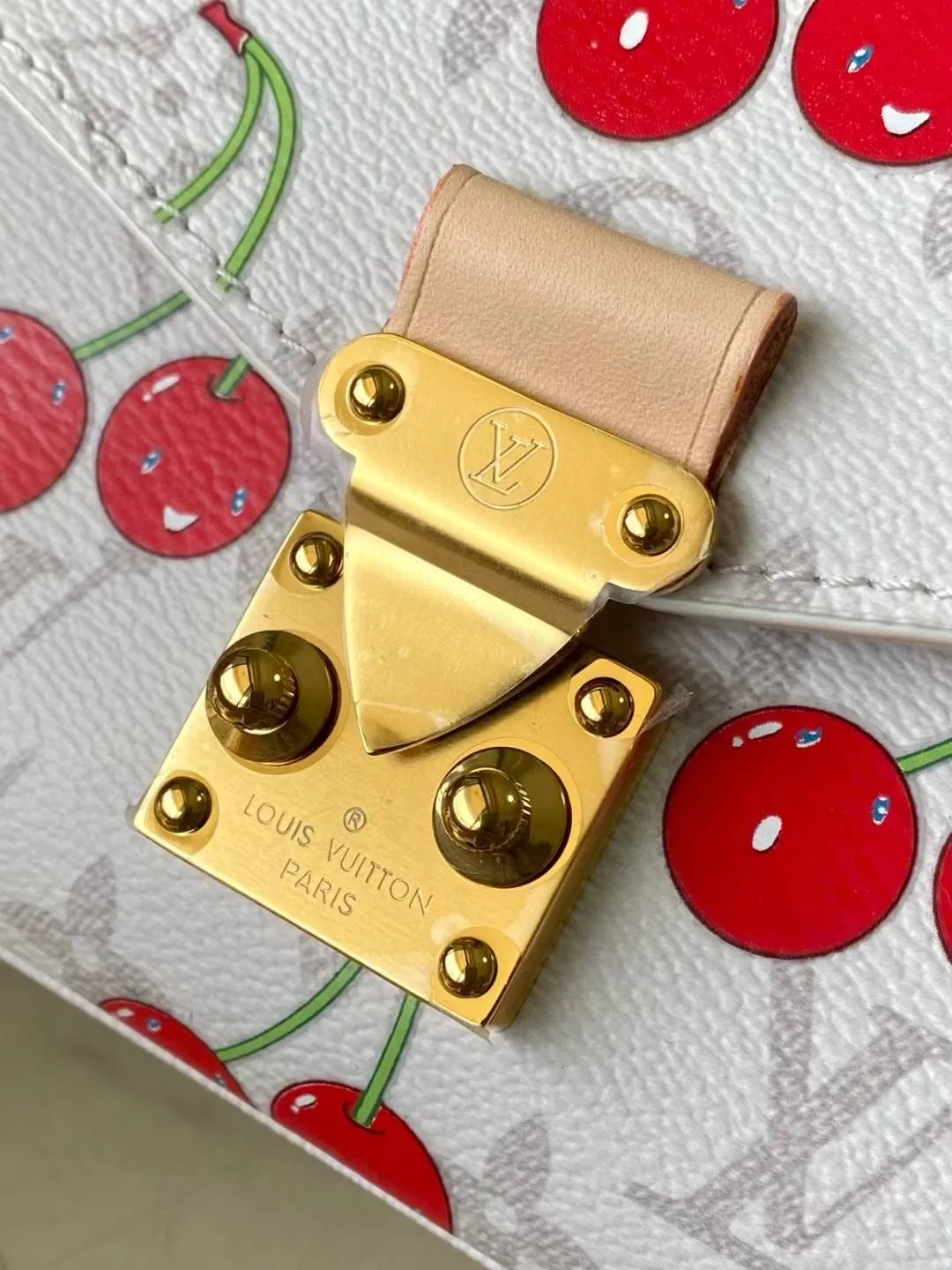 💰940 Top Original Order M14231 This Pochette Metis East West handbag comes from the Louis Vuitton x Takashi Murakami replica series. The Monogram coated canvas is dipped in new season soft tones, which contrasts with the sweet cherry pattern painted by the artist. Yingze's S-lock buckle brightens the overall design, and the exquisite structure is equipped with multiple compartments, making it an elegant choice for daily travel. Dimensions: 21.5 × 13.5 × 6 cm