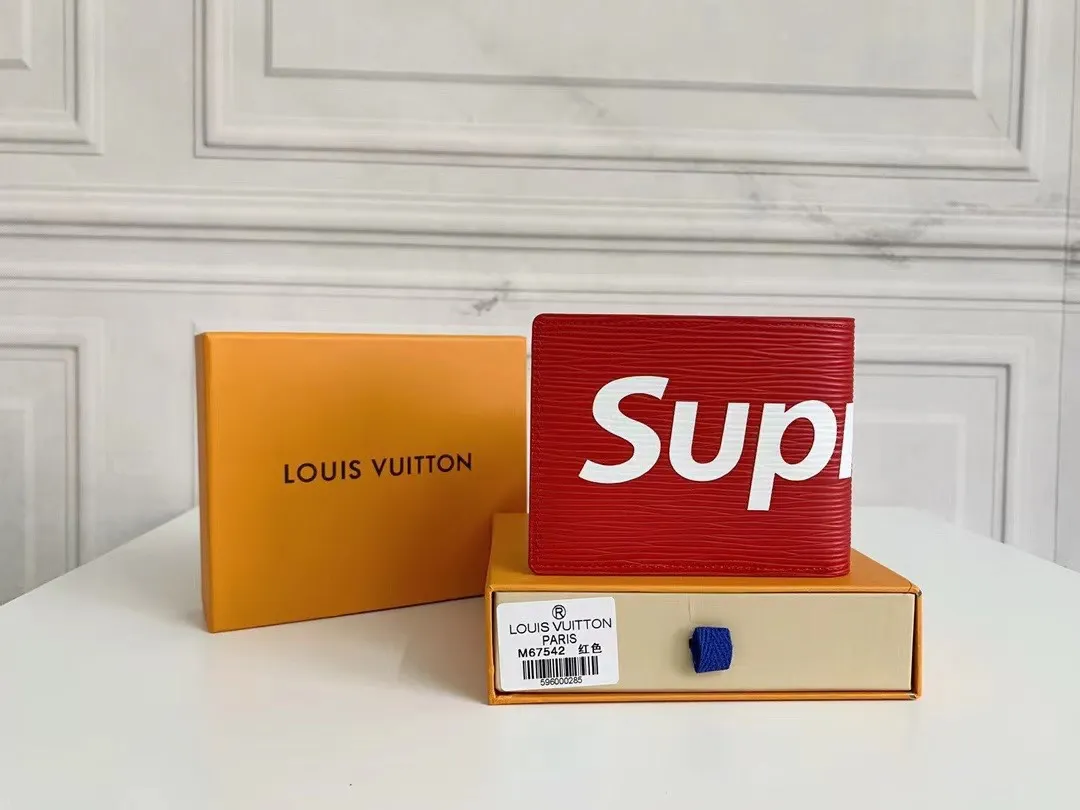 P100💰 M67542/60895 short clip incorporates Supreme's iconic rectangular Box logo into the new Monogram pattern. In addition to the strong collaboration between the two fashion symbols, this special collaboration also symbolizes the passionate dance of New York street style and Louis Vuitton's French elegance. Louis Vuitton embarks on a creative journey of integrating different things to create new highlights. Size 12.8