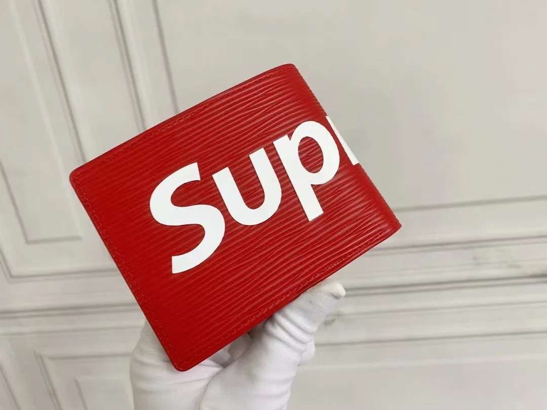 P100💰 M67542/60895 short clip incorporates Supreme's iconic rectangular Box logo into the new Monogram pattern. In addition to the strong collaboration between the two fashion symbols, this special collaboration also symbolizes the passionate dance of New York street style and Louis Vuitton's French elegance. Louis Vuitton embarks on a creative journey of integrating different things to create new highlights. Size 12.8