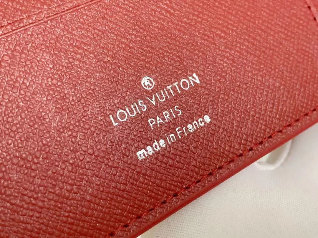P100💰 M67542/60895 short clip incorporates Supreme's iconic rectangular Box logo into the new Monogram pattern. In addition to the strong collaboration between the two fashion symbols, this special collaboration also symbolizes the passionate dance of New York street style and Louis Vuitton's French elegance. Louis Vuitton embarks on a creative journey of integrating different things to create new highlights. Size 12.8