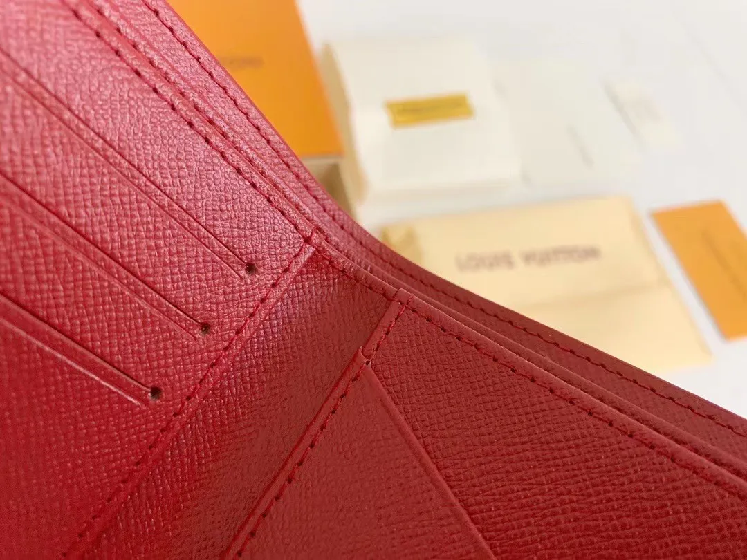 P100💰 M67542/60895 short clip incorporates Supreme's iconic rectangular Box logo into the new Monogram pattern. In addition to the strong collaboration between the two fashion symbols, this special collaboration also symbolizes the passionate dance of New York street style and Louis Vuitton's French elegance. Louis Vuitton embarks on a creative journey of integrating different things to create new highlights. Size 12.8
