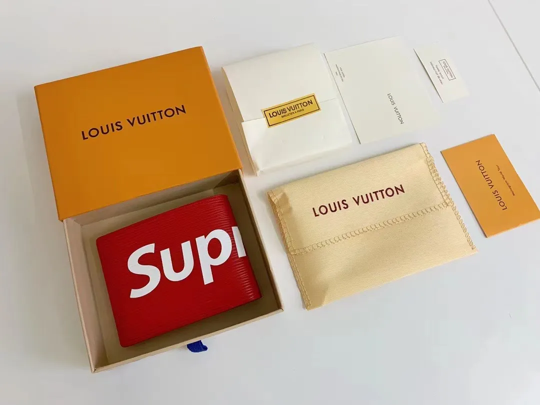 P100💰 M67542/60895 short clip incorporates Supreme's iconic rectangular Box logo into the new Monogram pattern. In addition to the strong collaboration between the two fashion symbols, this special collaboration also symbolizes the passionate dance of New York street style and Louis Vuitton's French elegance. Louis Vuitton embarks on a creative journey of integrating different things to create new highlights. Size 12.8