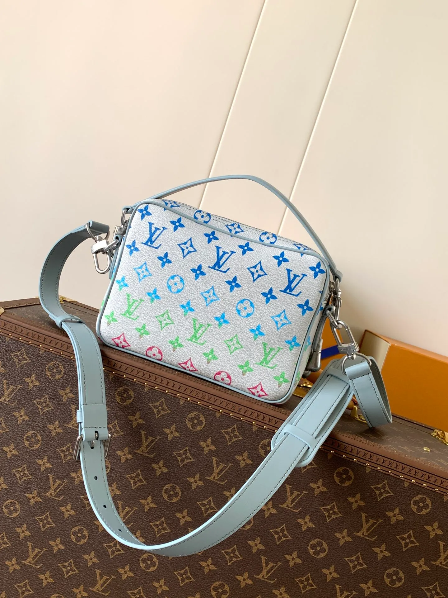 💰1240 Top original order M13897 Top original order Transcoding chip 163C Nil handbag is fashionable and compact. It belongs to the Monogram Archive series. The body is made of Monogram coated canvas and decorated with cow leather trim. Combining vintage details with modern elegance, the bag features reinforced corners and Pharrell Williams' new pearl zippers. The detachable handle and strap are flexible and portable. 25.0 x 17.5 x 11.0 cm (L x H x W) • Monogram coated canvas • Distressed cowhide leather trim • Textile lining • Distressed hardware • Zip closure • Zip front pocket • Main compartment • Interior patch pocket • Shoulder strap: removable, adjustable • Strap half length: 49.0 cm • Strap half length adjustable to: 59.0 cm • Handle: single handle, removable