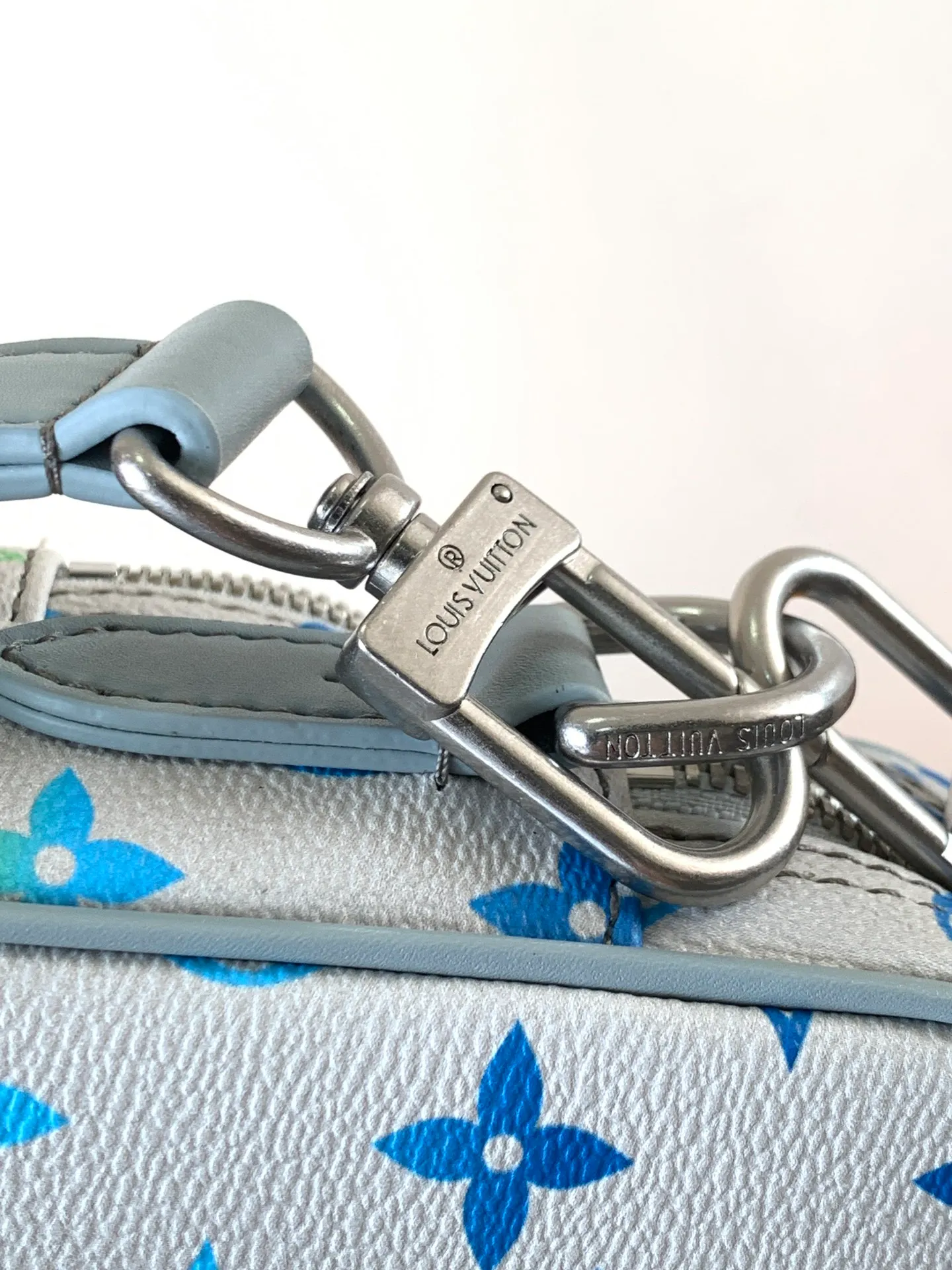 💰1240 Top original order M13897 Top original order Transcoding chip 163C Nil handbag is fashionable and compact. It belongs to the Monogram Archive series. The body is made of Monogram coated canvas and decorated with cow leather trim. Combining vintage details with modern elegance, the bag features reinforced corners and Pharrell Williams' new pearl zippers. The detachable handle and strap are flexible and portable. 25.0 x 17.5 x 11.0 cm (L x H x W) • Monogram coated canvas • Distressed cowhide leather trim • Textile lining • Distressed hardware • Zip closure • Zip front pocket • Main compartment • Interior patch pocket • Shoulder strap: removable, adjustable • Strap half length: 49.0 cm • Strap half length adjustable to: 59.0 cm • Handle: single handle, removable