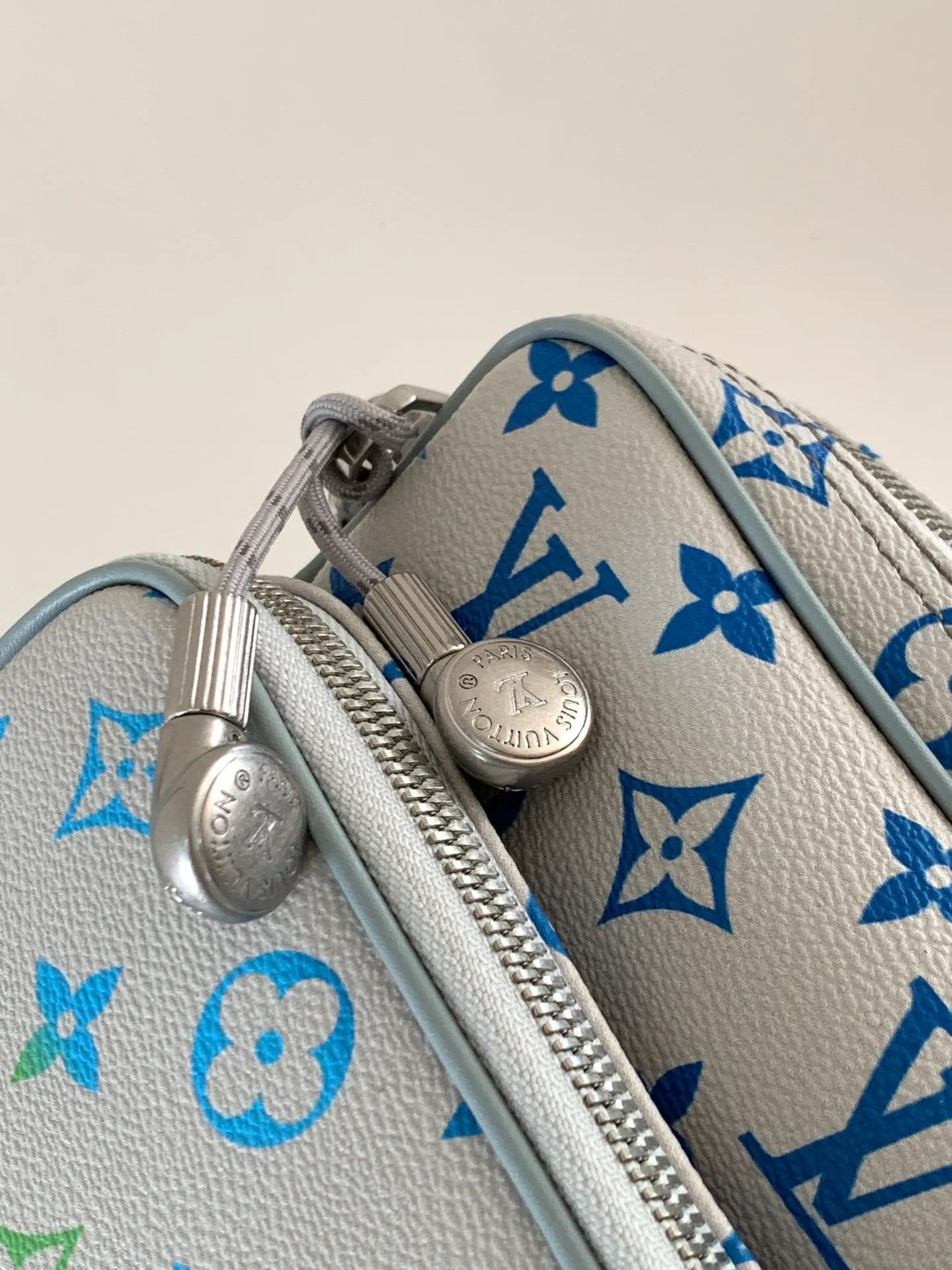 💰1240 Top original order M13897 Top original order Transcoding chip 163C Nil handbag is fashionable and compact. It belongs to the Monogram Archive series. The body is made of Monogram coated canvas and decorated with cow leather trim. Combining vintage details with modern elegance, the bag features reinforced corners and Pharrell Williams' new pearl zippers. The detachable handle and strap are flexible and portable. 25.0 x 17.5 x 11.0 cm (L x H x W) • Monogram coated canvas • Distressed cowhide leather trim • Textile lining • Distressed hardware • Zip closure • Zip front pocket • Main compartment • Interior patch pocket • Shoulder strap: removable, adjustable • Strap half length: 49.0 cm • Strap half length adjustable to: 59.0 cm • Handle: single handle, removable