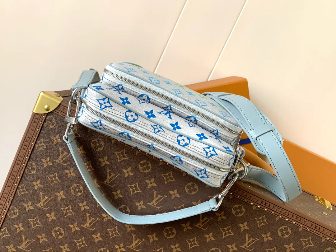 💰1240 Top original order M13897 Top original order Transcoding chip 163C Nil handbag is fashionable and compact. It belongs to the Monogram Archive series. The body is made of Monogram coated canvas and decorated with cow leather trim. Combining vintage details with modern elegance, the bag features reinforced corners and Pharrell Williams' new pearl zippers. The detachable handle and strap are flexible and portable. 25.0 x 17.5 x 11.0 cm (L x H x W) • Monogram coated canvas • Distressed cowhide leather trim • Textile lining • Distressed hardware • Zip closure • Zip front pocket • Main compartment • Interior patch pocket • Shoulder strap: removable, adjustable • Strap half length: 49.0 cm • Strap half length adjustable to: 59.0 cm • Handle: single handle, removable