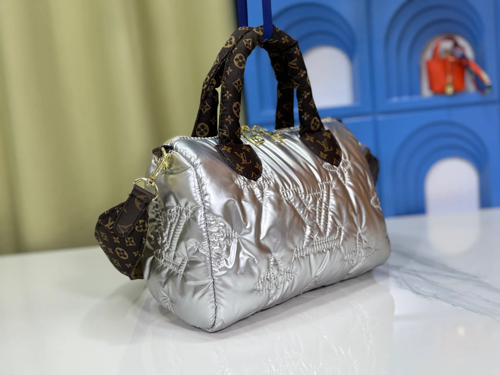 P240 upgraded original M21061 M20937 M59008 This LV Pillow Speedy Bandoulière 25 handbag injects a cool attitude into the brand's classic configuration. Recycled padded nylon has a matte sheen, with Monogram embroidery and Mini Monogram canvas trim. The top handle and shoulder strap are both padded, making it softer, warmer and more comfortable to carry. Dimensions: 25.0 x 19.0 x 15.0 cm (length x height x width)