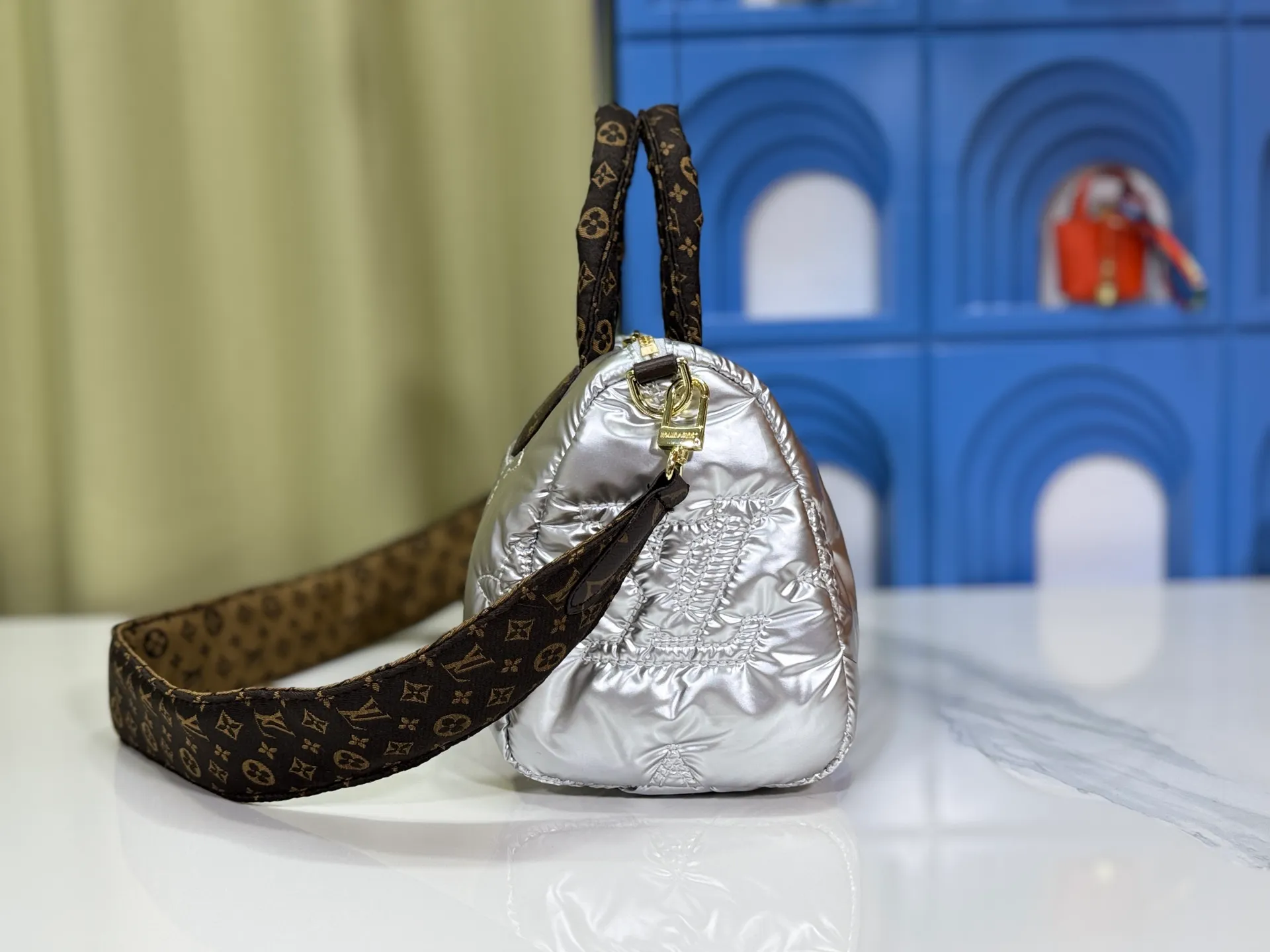 P240 upgraded original M21061 M20937 M59008 This LV Pillow Speedy Bandoulière 25 handbag injects a cool attitude into the brand's classic configuration. Recycled padded nylon has a matte sheen, with Monogram embroidery and Mini Monogram canvas trim. The top handle and shoulder strap are both padded, making it softer, warmer and more comfortable to carry. Dimensions: 25.0 x 19.0 x 15.0 cm (length x height x width)
