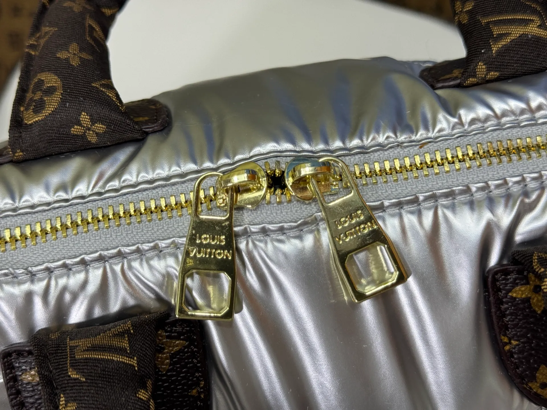 P240 upgraded original M21061 M20937 M59008 This LV Pillow Speedy Bandoulière 25 handbag injects a cool attitude into the brand's classic configuration. Recycled padded nylon has a matte sheen, with Monogram embroidery and Mini Monogram canvas trim. The top handle and shoulder strap are both padded, making it softer, warmer and more comfortable to carry. Dimensions: 25.0 x 19.0 x 15.0 cm (length x height x width)