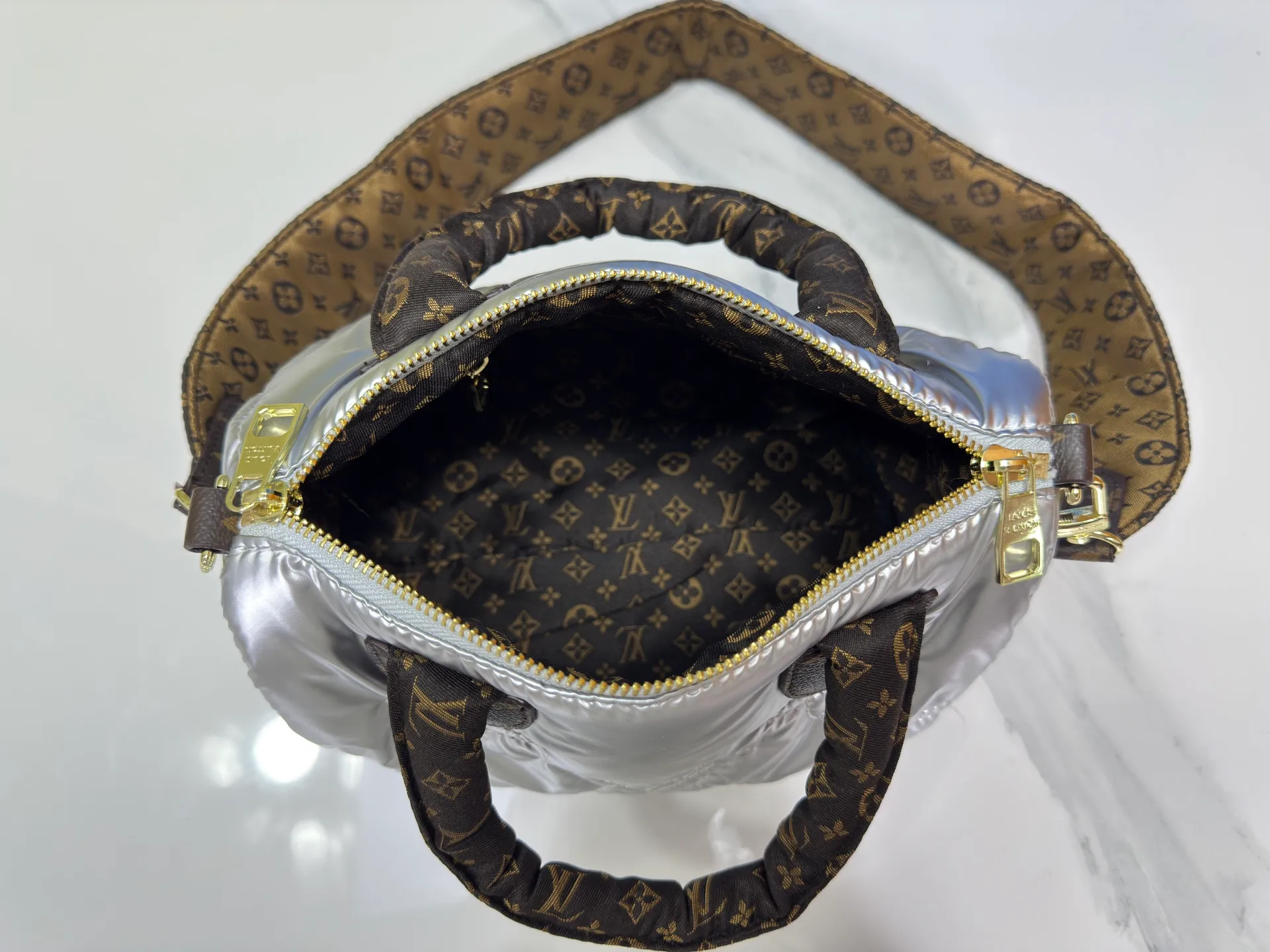 P240 upgraded original M21061 M20937 M59008 This LV Pillow Speedy Bandoulière 25 handbag injects a cool attitude into the brand's classic configuration. Recycled padded nylon has a matte sheen, with Monogram embroidery and Mini Monogram canvas trim. The top handle and shoulder strap are both padded, making it softer, warmer and more comfortable to carry. Dimensions: 25.0 x 19.0 x 15.0 cm (length x height x width)