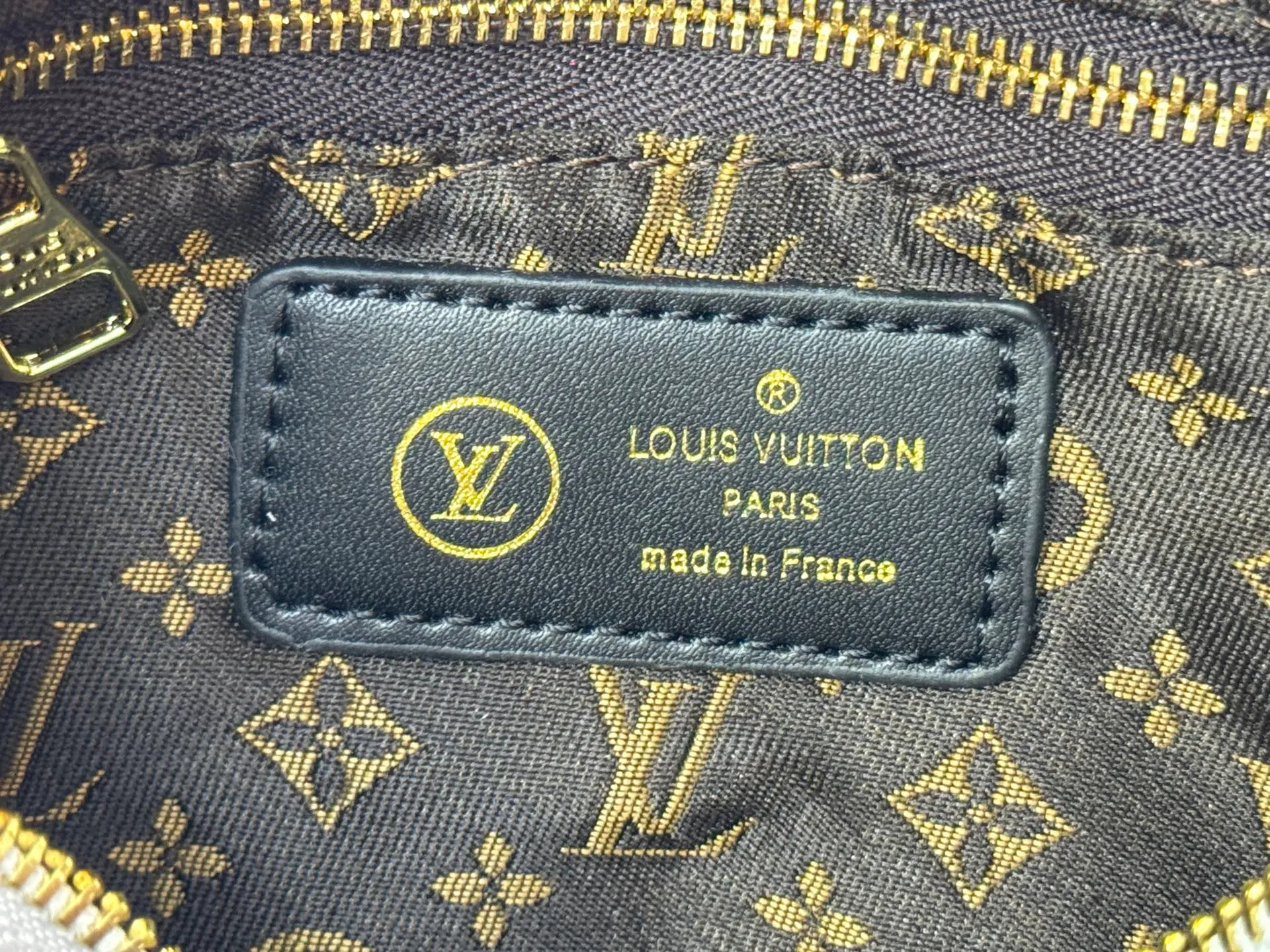 P240 upgraded original M21061 M20937 M59008 This LV Pillow Speedy Bandoulière 25 handbag injects a cool attitude into the brand's classic configuration. Recycled padded nylon has a matte sheen, with Monogram embroidery and Mini Monogram canvas trim. The top handle and shoulder strap are both padded, making it softer, warmer and more comfortable to carry. Dimensions: 25.0 x 19.0 x 15.0 cm (length x height x width)