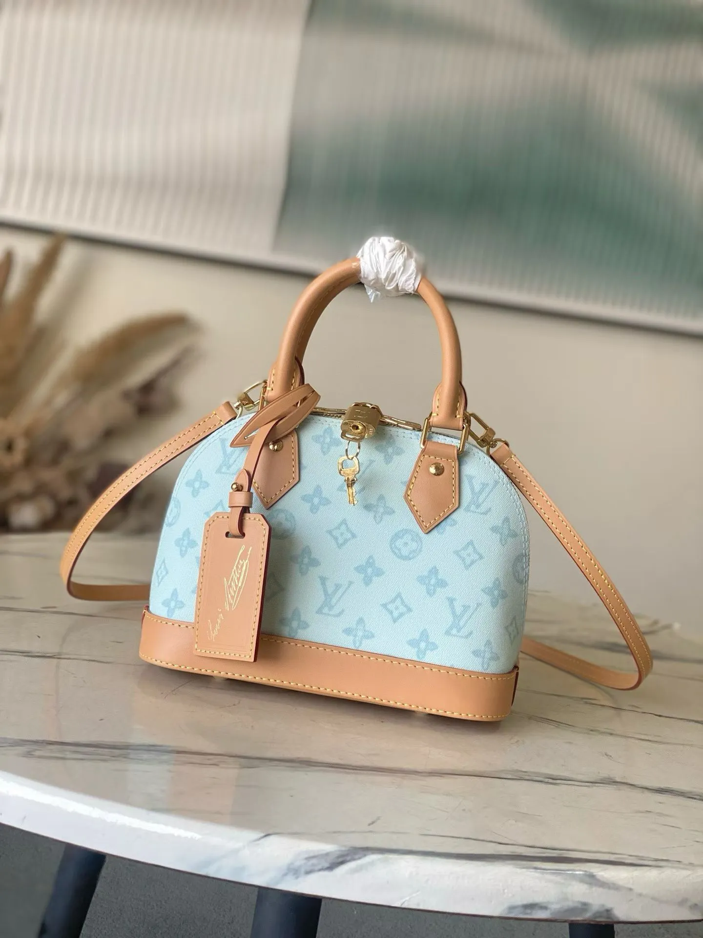 💰880 Top Original Order M27526 LV130th Anniversary Limited Presbyopia Series Color Model This Alma BB handbag traces its origins to the Art Deco style of 1934, with an elegant configuration made of Monogram canvas. A dazzling padlock and key, Toron handle and leather key holder add classic touches, while the detachable and adjustable shoulder strap makes it easy to carry across the body. Dimensions: 17.5 x 11.5 x 23.5 cm (height x width x length)