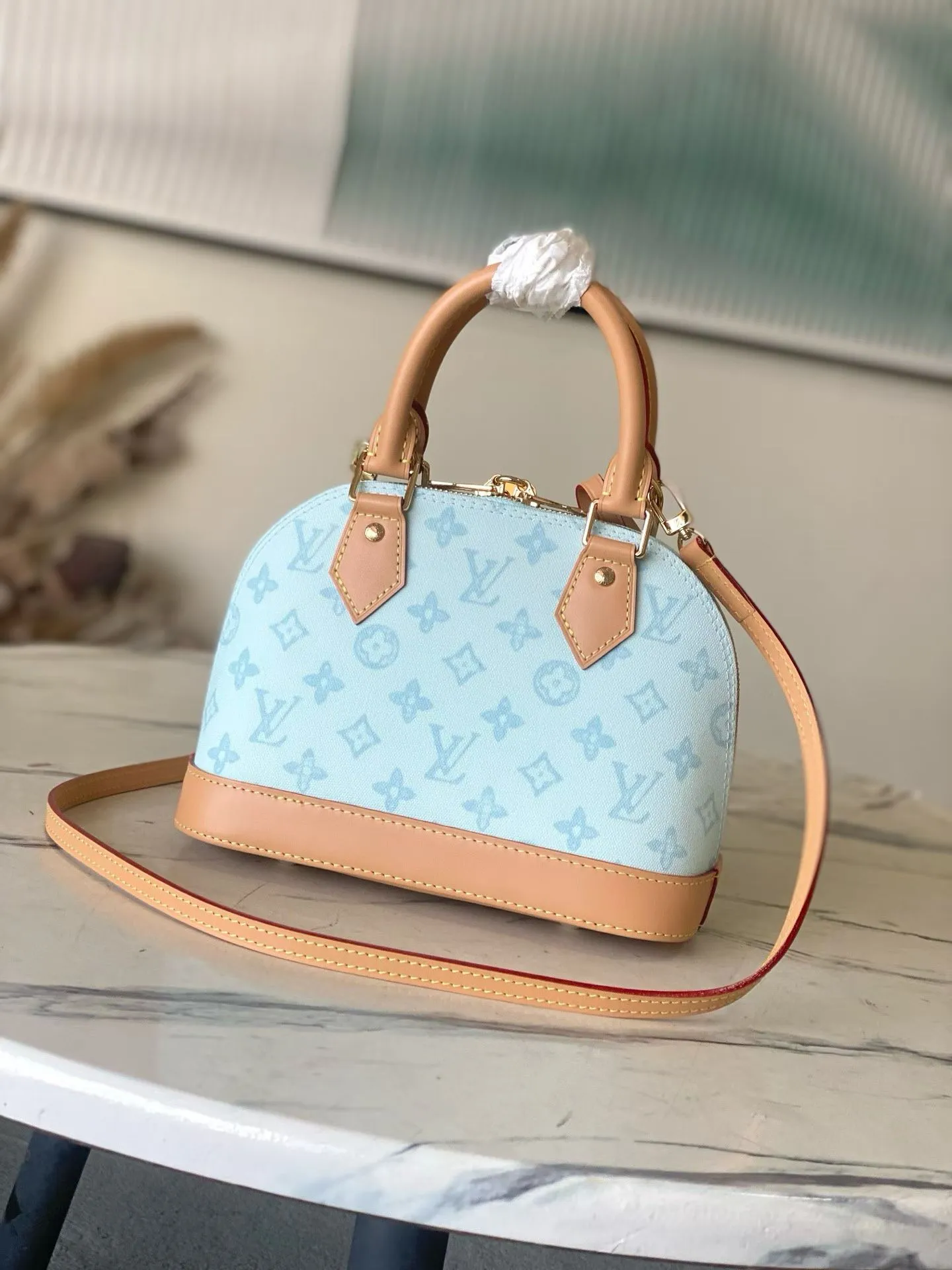 💰880 Top Original Order M27526 LV130th Anniversary Limited Presbyopia Series Color Model This Alma BB handbag traces its origins to the Art Deco style of 1934, with an elegant configuration made of Monogram canvas. A dazzling padlock and key, Toron handle and leather key holder add classic touches, while the detachable and adjustable shoulder strap makes it easy to carry across the body. Dimensions: 17.5 x 11.5 x 23.5 cm (height x width x length)