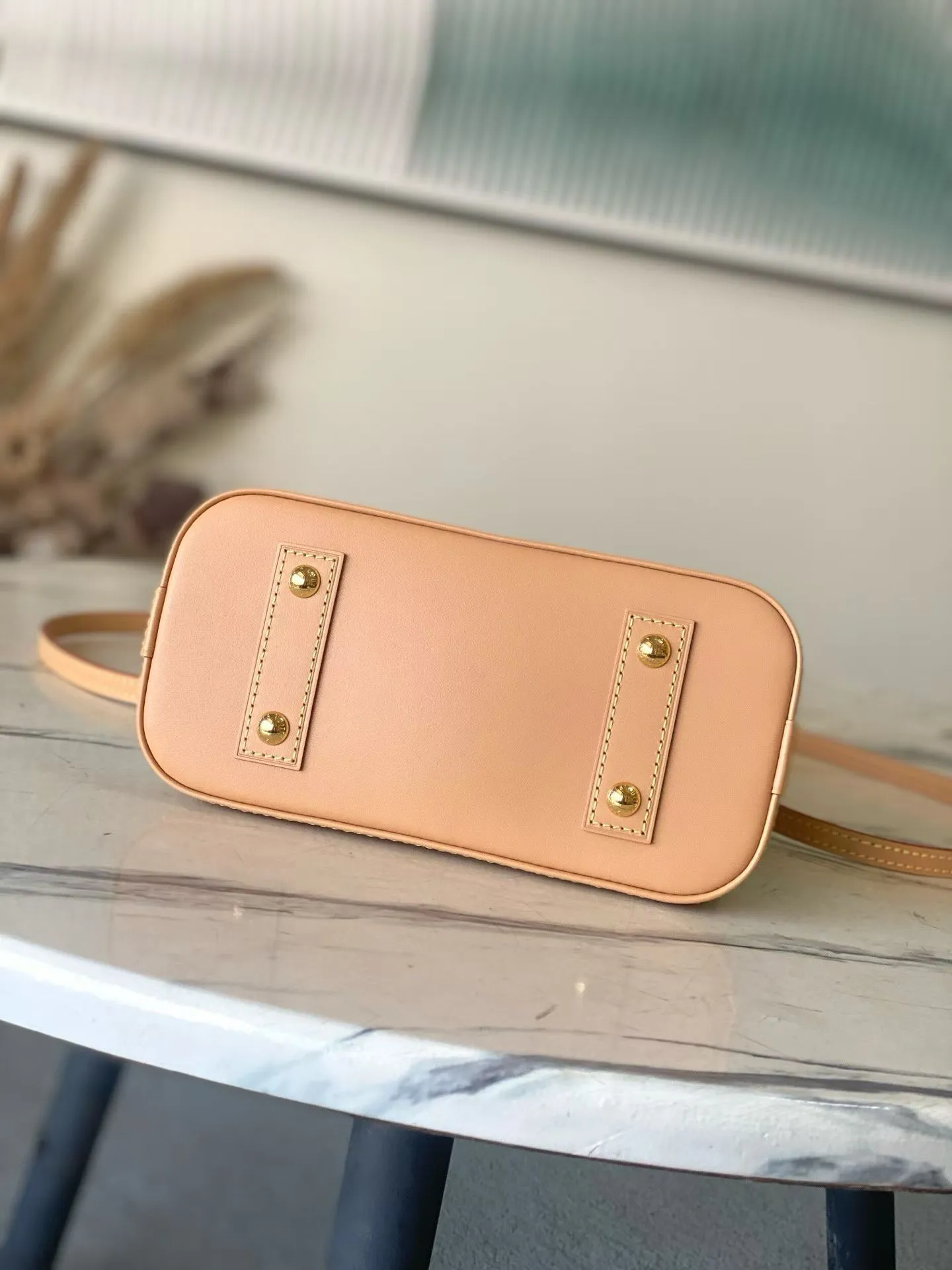 💰880 Top Original Order M27526 LV130th Anniversary Limited Presbyopia Series Color Model This Alma BB handbag traces its origins to the Art Deco style of 1934, with an elegant configuration made of Monogram canvas. A dazzling padlock and key, Toron handle and leather key holder add classic touches, while the detachable and adjustable shoulder strap makes it easy to carry across the body. Dimensions: 17.5 x 11.5 x 23.5 cm (height x width x length)