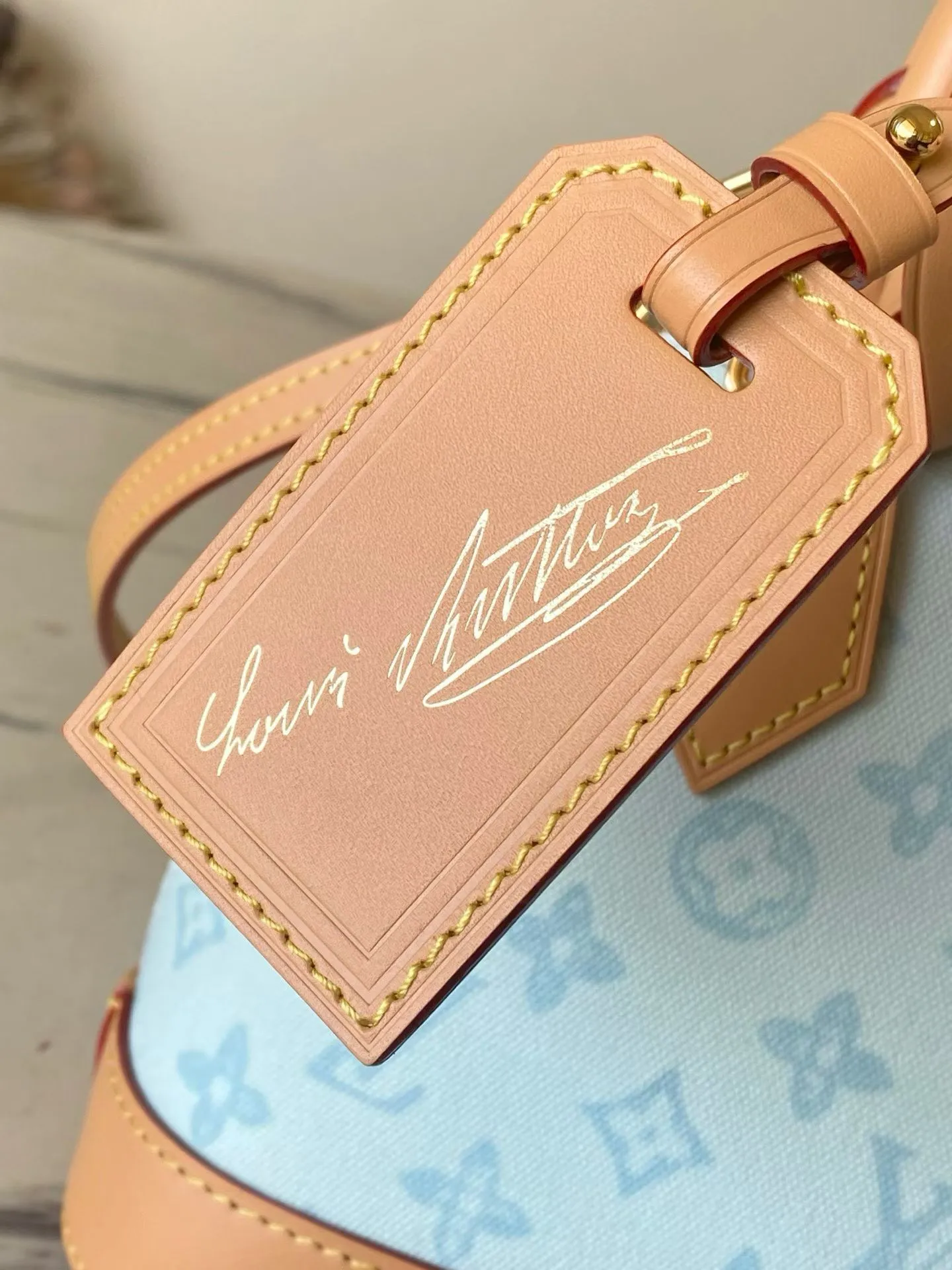 💰880 Top Original Order M27526 LV130th Anniversary Limited Presbyopia Series Color Model This Alma BB handbag traces its origins to the Art Deco style of 1934, with an elegant configuration made of Monogram canvas. A dazzling padlock and key, Toron handle and leather key holder add classic touches, while the detachable and adjustable shoulder strap makes it easy to carry across the body. Dimensions: 17.5 x 11.5 x 23.5 cm (height x width x length)