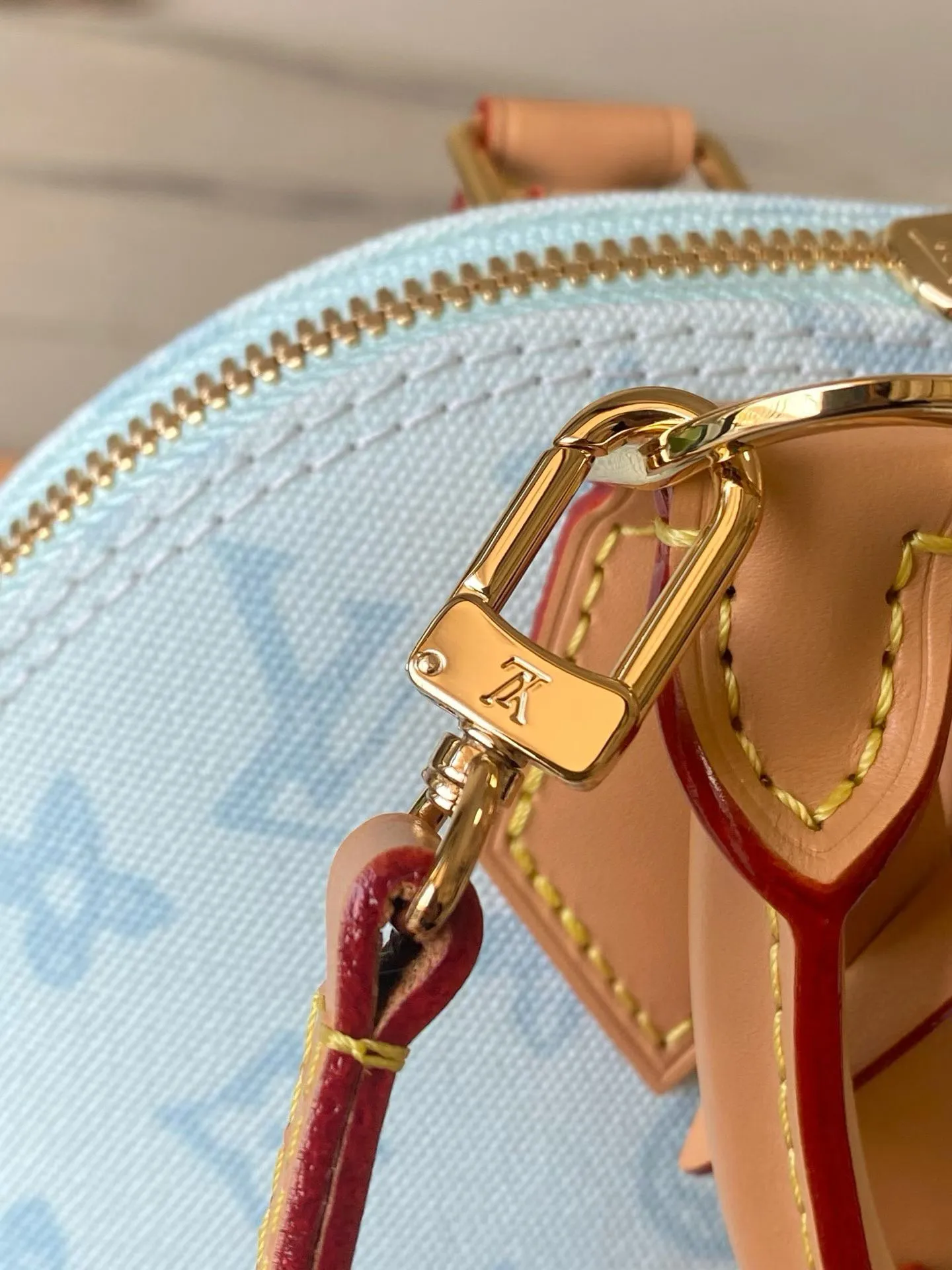 💰880 Top Original Order M27526 LV130th Anniversary Limited Presbyopia Series Color Model This Alma BB handbag traces its origins to the Art Deco style of 1934, with an elegant configuration made of Monogram canvas. A dazzling padlock and key, Toron handle and leather key holder add classic touches, while the detachable and adjustable shoulder strap makes it easy to carry across the body. Dimensions: 17.5 x 11.5 x 23.5 cm (height x width x length)