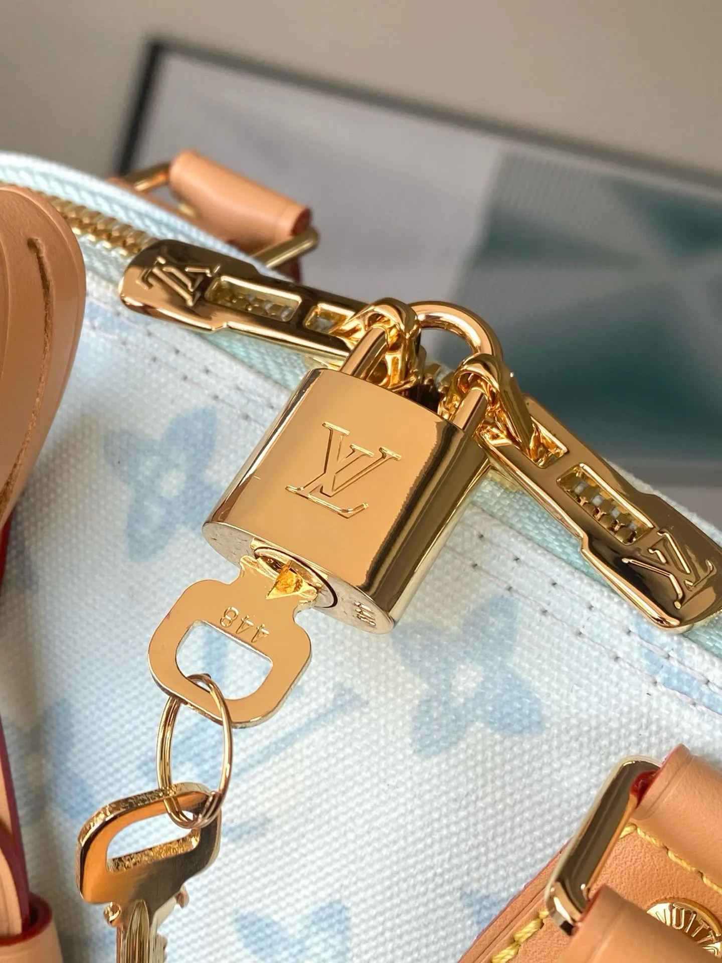 💰880 Top Original Order M27526 LV130th Anniversary Limited Presbyopia Series Color Model This Alma BB handbag traces its origins to the Art Deco style of 1934, with an elegant configuration made of Monogram canvas. A dazzling padlock and key, Toron handle and leather key holder add classic touches, while the detachable and adjustable shoulder strap makes it easy to carry across the body. Dimensions: 17.5 x 11.5 x 23.5 cm (height x width x length)