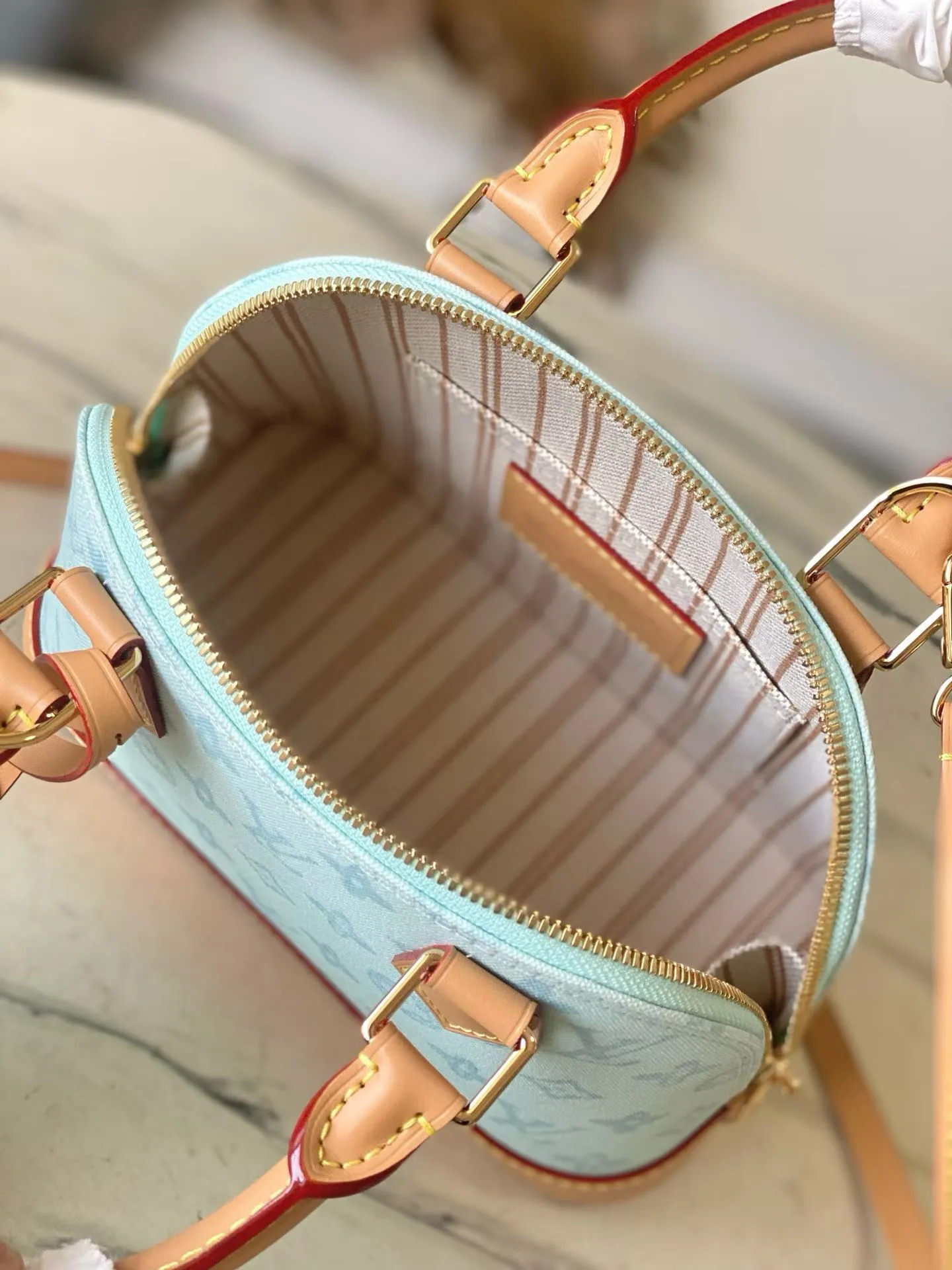 💰880 Top Original Order M27526 LV130th Anniversary Limited Presbyopia Series Color Model This Alma BB handbag traces its origins to the Art Deco style of 1934, with an elegant configuration made of Monogram canvas. A dazzling padlock and key, Toron handle and leather key holder add classic touches, while the detachable and adjustable shoulder strap makes it easy to carry across the body. Dimensions: 17.5 x 11.5 x 23.5 cm (height x width x length)