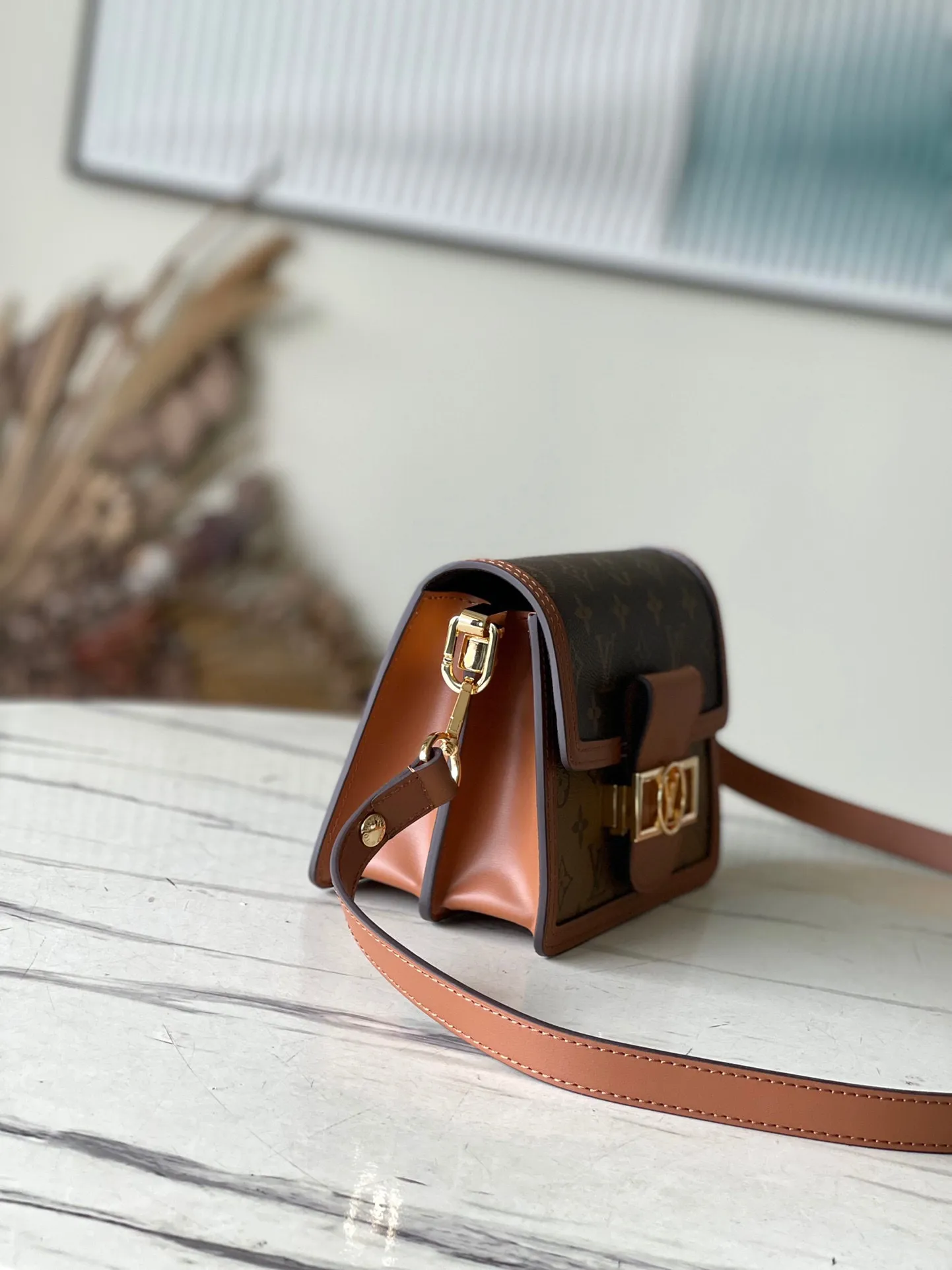 💰820 (steel hardware) top original order M45959 small size Nicolas Ghesquière launches a new Mini Dauphine handbag in the spring and summer of 2019. The mini design combines Monogram and Monogram Reverse canvas with cow leather trim. The LV lock buckle shines brightly, and the leather shoulder strap adds a modern look. Suitable for day and night carry. Dimensions: 20 x 15 x 9 cm