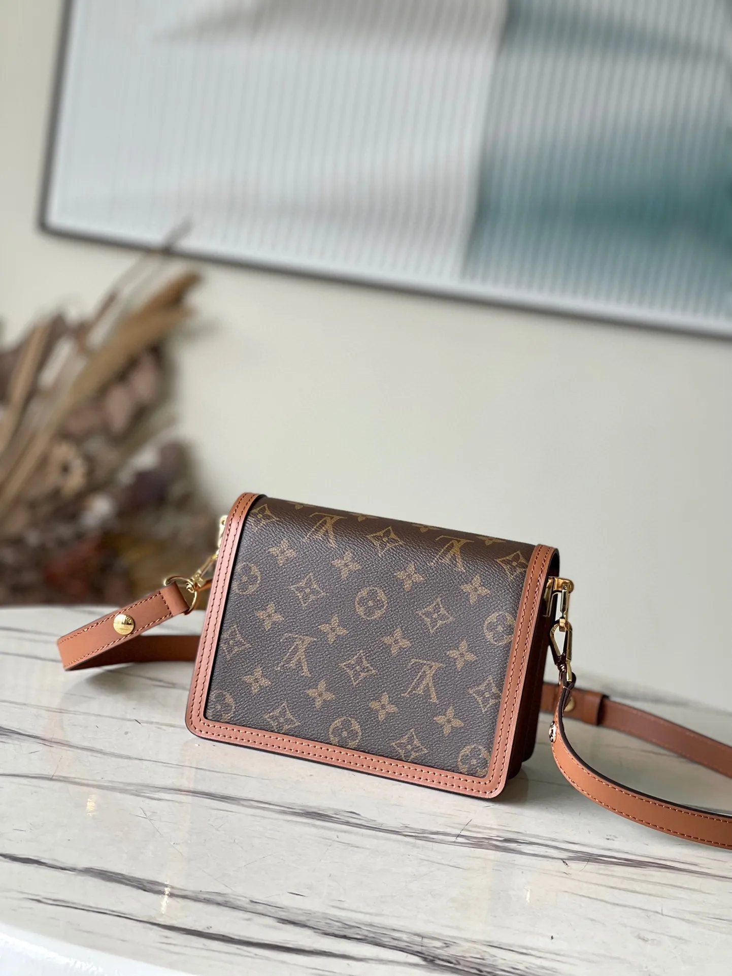 💰820 (steel hardware) top original order M45959 small size Nicolas Ghesquière launches a new Mini Dauphine handbag in the spring and summer of 2019. The mini design combines Monogram and Monogram Reverse canvas with cow leather trim. The LV lock buckle shines brightly, and the leather shoulder strap adds a modern look. Suitable for day and night carry. Dimensions: 20 x 15 x 9 cm