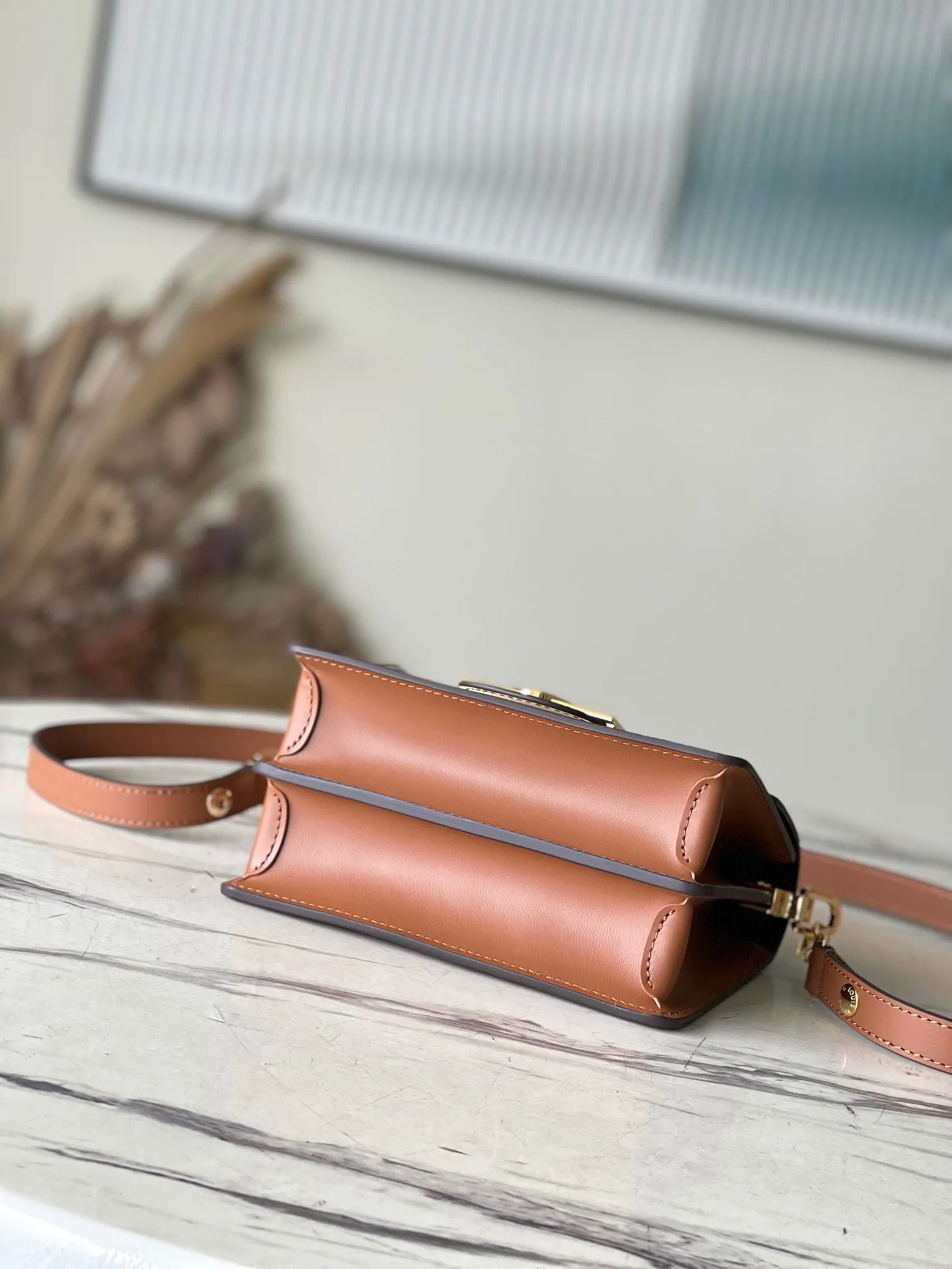 💰820 (steel hardware) top original order M45959 small size Nicolas Ghesquière launches a new Mini Dauphine handbag in the spring and summer of 2019. The mini design combines Monogram and Monogram Reverse canvas with cow leather trim. The LV lock buckle shines brightly, and the leather shoulder strap adds a modern look. Suitable for day and night carry. Dimensions: 20 x 15 x 9 cm