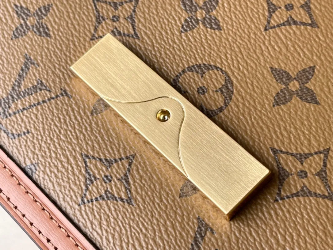 💰820 (steel hardware) top original order M45959 small size Nicolas Ghesquière launches a new Mini Dauphine handbag in the spring and summer of 2019. The mini design combines Monogram and Monogram Reverse canvas with cow leather trim. The LV lock buckle shines brightly, and the leather shoulder strap adds a modern look. Suitable for day and night carry. Dimensions: 20 x 15 x 9 cm