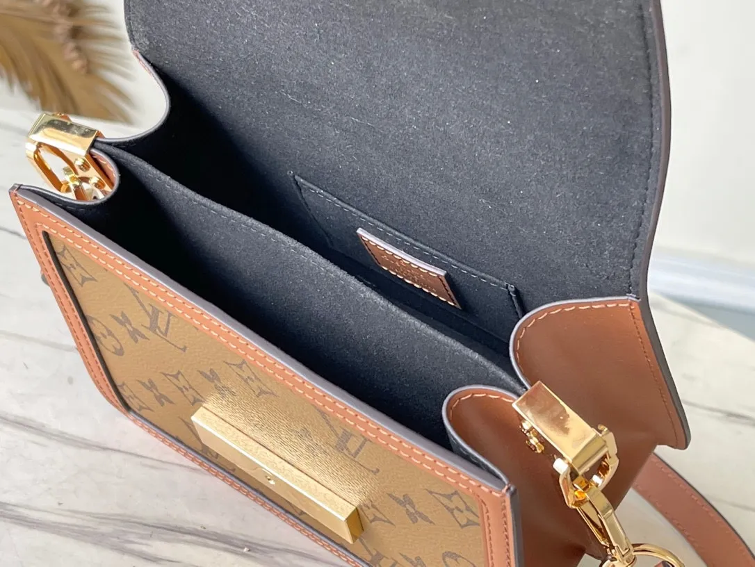 💰820 (steel hardware) top original order M45959 small size Nicolas Ghesquière launches a new Mini Dauphine handbag in the spring and summer of 2019. The mini design combines Monogram and Monogram Reverse canvas with cow leather trim. The LV lock buckle shines brightly, and the leather shoulder strap adds a modern look. Suitable for day and night carry. Dimensions: 20 x 15 x 9 cm