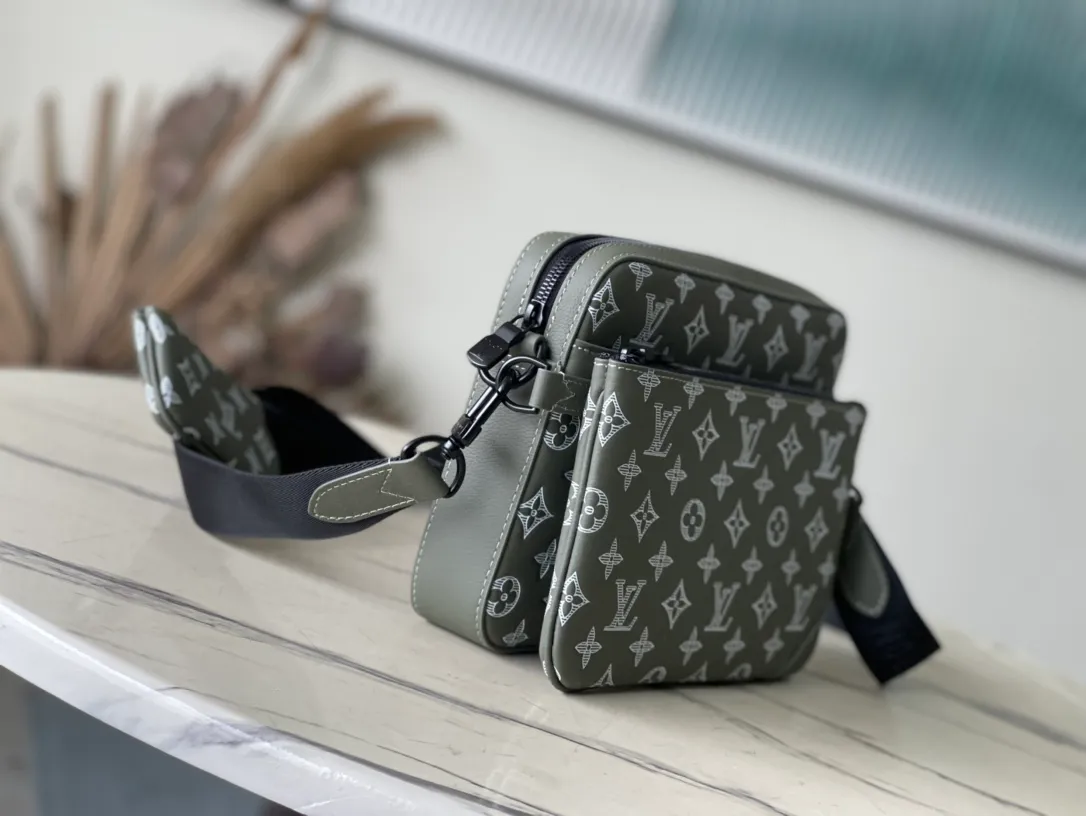 💰1060 (top-grain leather) top-quality original M12490 This Trio messenger bag is made of Monogram embossed cow leather. The zippered front pocket and the small coin purse on the shoulder strap are both detachable, enriching the functional design with the main compartment. The removable and adjustable jacquard fabric shoulder strap is marked with the brand's logo for comfortable shoulder and cross-body wear. 25 x 18.5 x 7 cm (length x height x width)