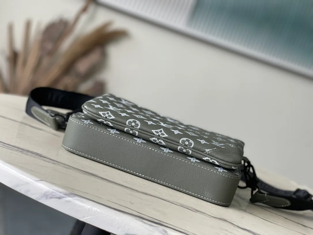 💰1060 (top-grain leather) top-quality original M12490 This Trio messenger bag is made of Monogram embossed cow leather. The zippered front pocket and the small coin purse on the shoulder strap are both detachable, enriching the functional design with the main compartment. The removable and adjustable jacquard fabric shoulder strap is marked with the brand's logo for comfortable shoulder and cross-body wear. 25 x 18.5 x 7 cm (length x height x width)