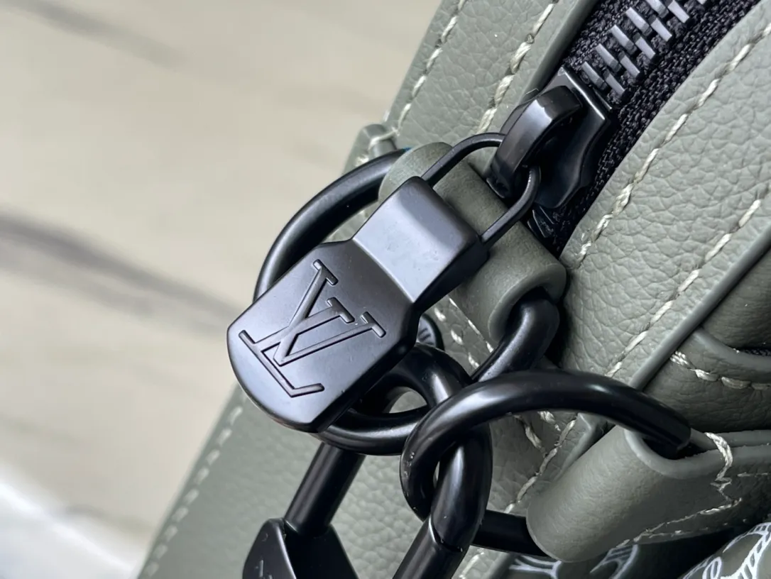 💰1060 (top-grain leather) top-quality original M12490 This Trio messenger bag is made of Monogram embossed cow leather. The zippered front pocket and the small coin purse on the shoulder strap are both detachable, enriching the functional design with the main compartment. The removable and adjustable jacquard fabric shoulder strap is marked with the brand's logo for comfortable shoulder and cross-body wear. 25 x 18.5 x 7 cm (length x height x width)