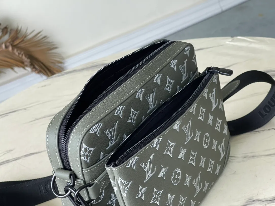 💰1060 (top-grain leather) top-quality original M12490 This Trio messenger bag is made of Monogram embossed cow leather. The zippered front pocket and the small coin purse on the shoulder strap are both detachable, enriching the functional design with the main compartment. The removable and adjustable jacquard fabric shoulder strap is marked with the brand's logo for comfortable shoulder and cross-body wear. 25 x 18.5 x 7 cm (length x height x width)