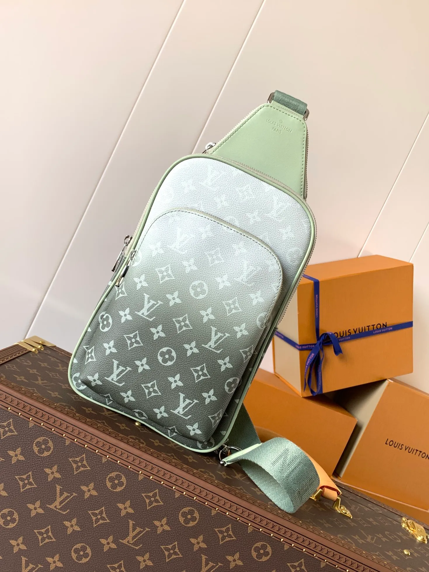 💰900 Top Original Order M11702 Gradient Green Top Original Order Changing Chip Chest Bag Slingbag PM crossbody bag is made of Monogram green gradient canvas, and the Monogram pattern gradually disappears into the background. Colors and delicate gradients convey a sense of sophistication. This compact crossbody bag has one main compartment and an external zippered pocket, as well as a triangular zippered pocket with a strap that connects to the bag. Dimensions 20×31×10cm750 (length x height x width)