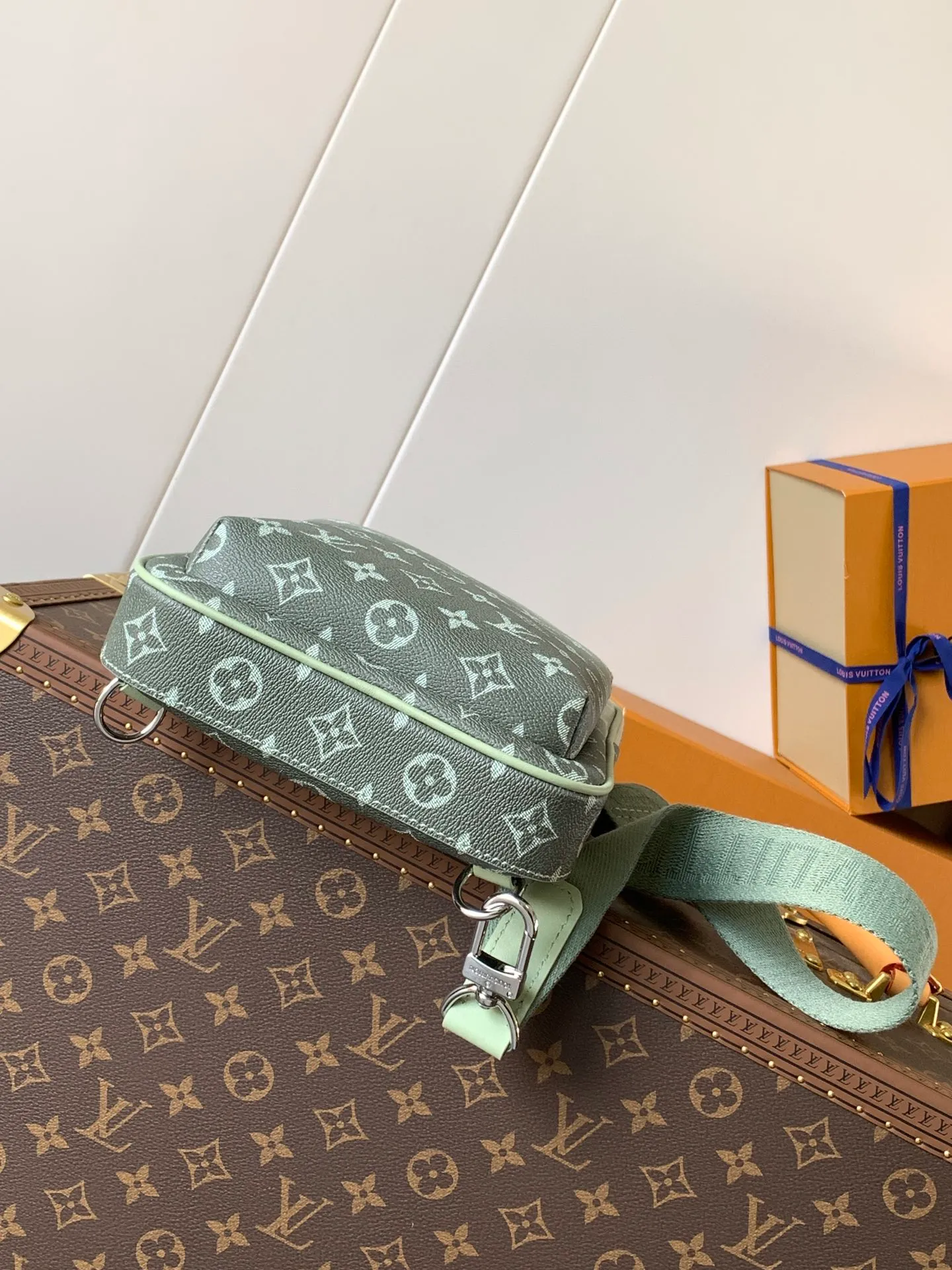 💰900 Top Original Order M11702 Gradient Green Top Original Order Changing Chip Chest Bag Slingbag PM crossbody bag is made of Monogram green gradient canvas, and the Monogram pattern gradually disappears into the background. Colors and delicate gradients convey a sense of sophistication. This compact crossbody bag has one main compartment and an external zippered pocket, as well as a triangular zippered pocket with a strap that connects to the bag. Dimensions 20×31×10cm750 (length x height x width)