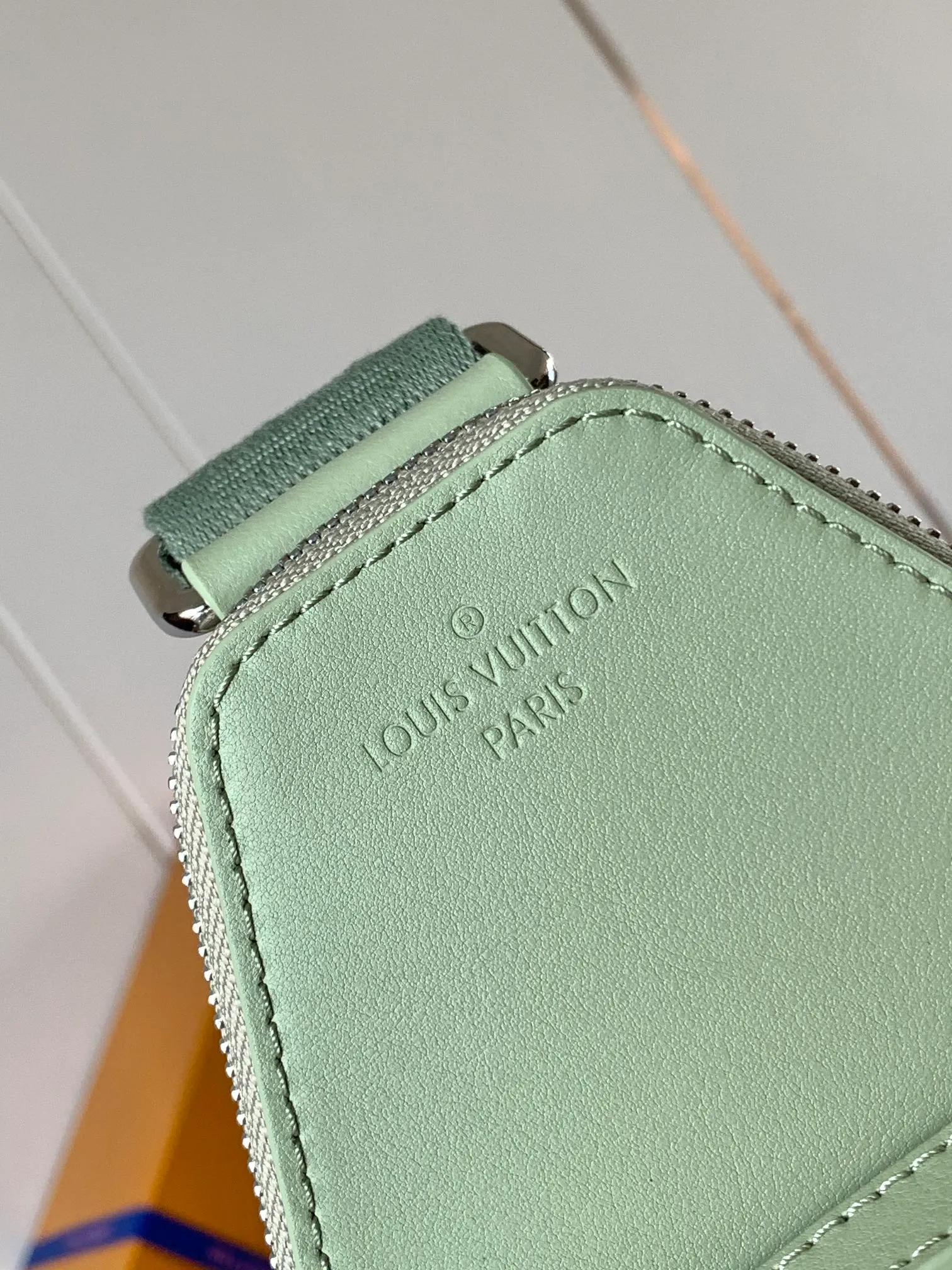 💰900 Top Original Order M11702 Gradient Green Top Original Order Changing Chip Chest Bag Slingbag PM crossbody bag is made of Monogram green gradient canvas, and the Monogram pattern gradually disappears into the background. Colors and delicate gradients convey a sense of sophistication. This compact crossbody bag has one main compartment and an external zippered pocket, as well as a triangular zippered pocket with a strap that connects to the bag. Dimensions 20×31×10cm750 (length x height x width)