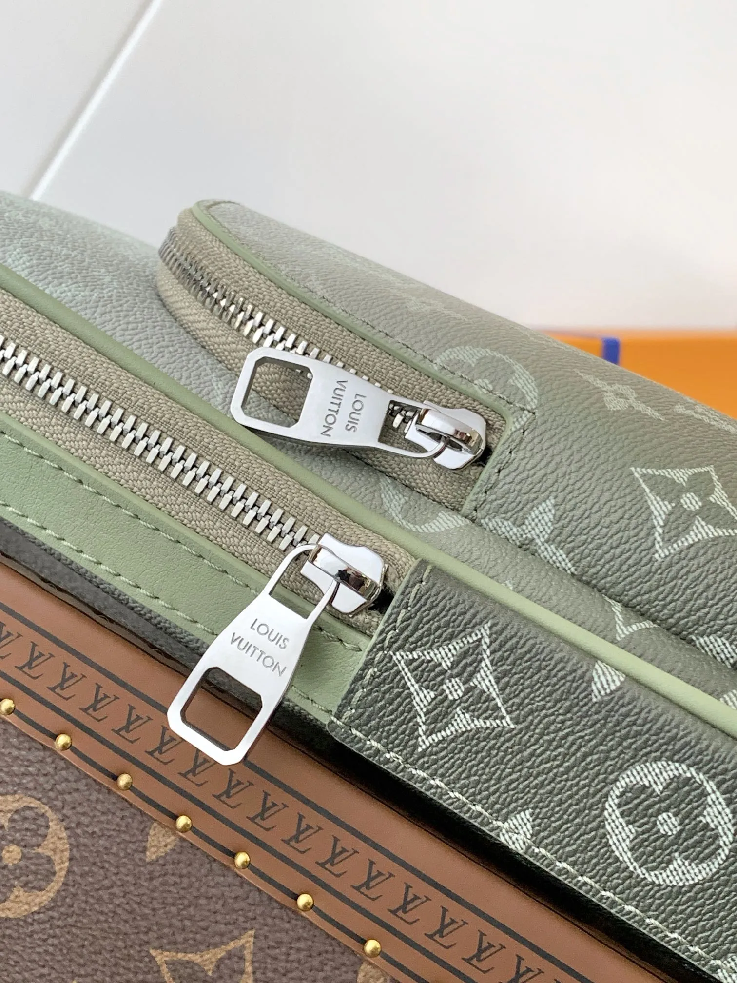 💰900 Top Original Order M11702 Gradient Green Top Original Order Changing Chip Chest Bag Slingbag PM crossbody bag is made of Monogram green gradient canvas, and the Monogram pattern gradually disappears into the background. Colors and delicate gradients convey a sense of sophistication. This compact crossbody bag has one main compartment and an external zippered pocket, as well as a triangular zippered pocket with a strap that connects to the bag. Dimensions 20×31×10cm750 (length x height x width)