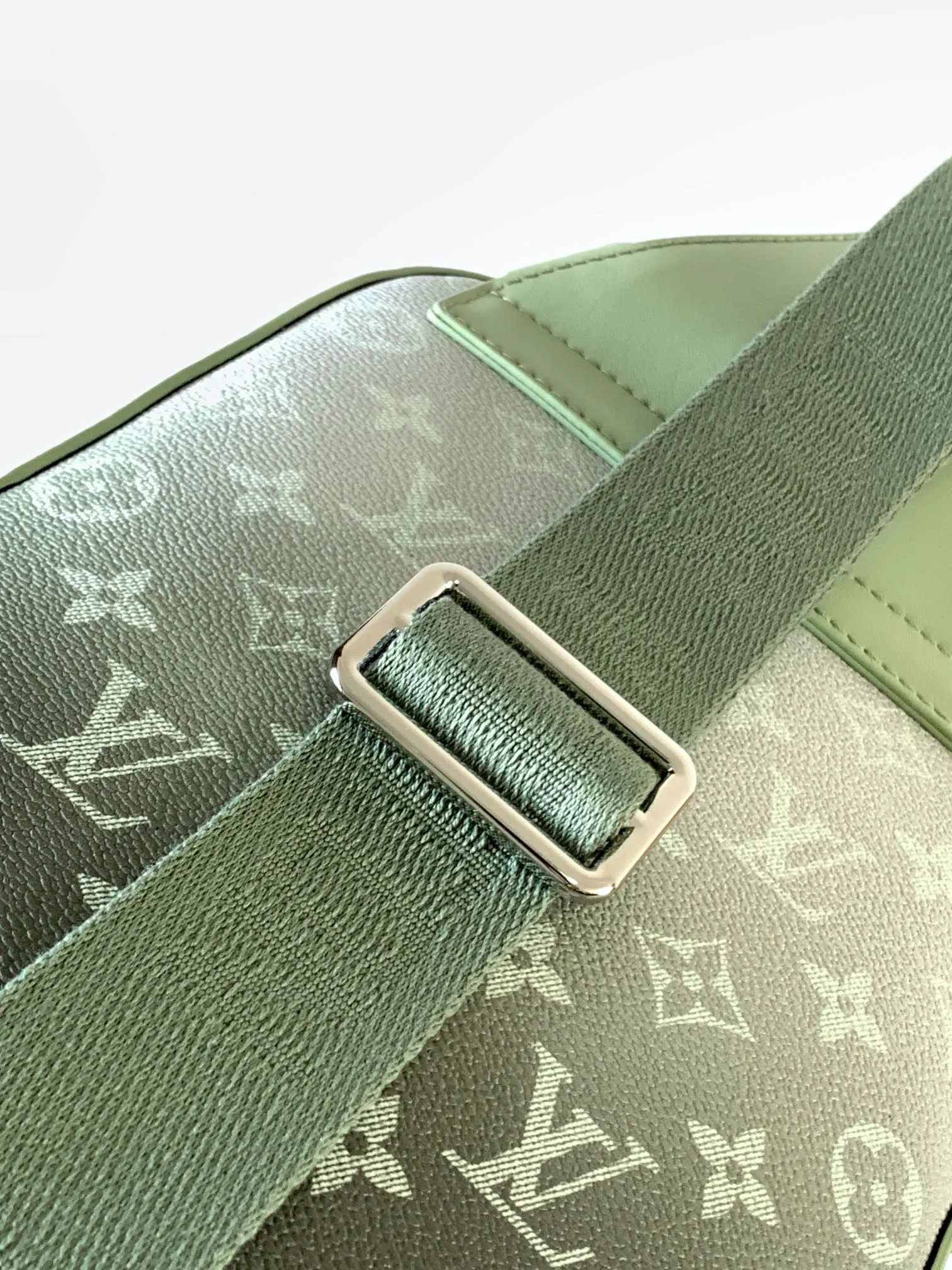 💰900 Top Original Order M11702 Gradient Green Top Original Order Changing Chip Chest Bag Slingbag PM crossbody bag is made of Monogram green gradient canvas, and the Monogram pattern gradually disappears into the background. Colors and delicate gradients convey a sense of sophistication. This compact crossbody bag has one main compartment and an external zippered pocket, as well as a triangular zippered pocket with a strap that connects to the bag. Dimensions 20×31×10cm750 (length x height x width)