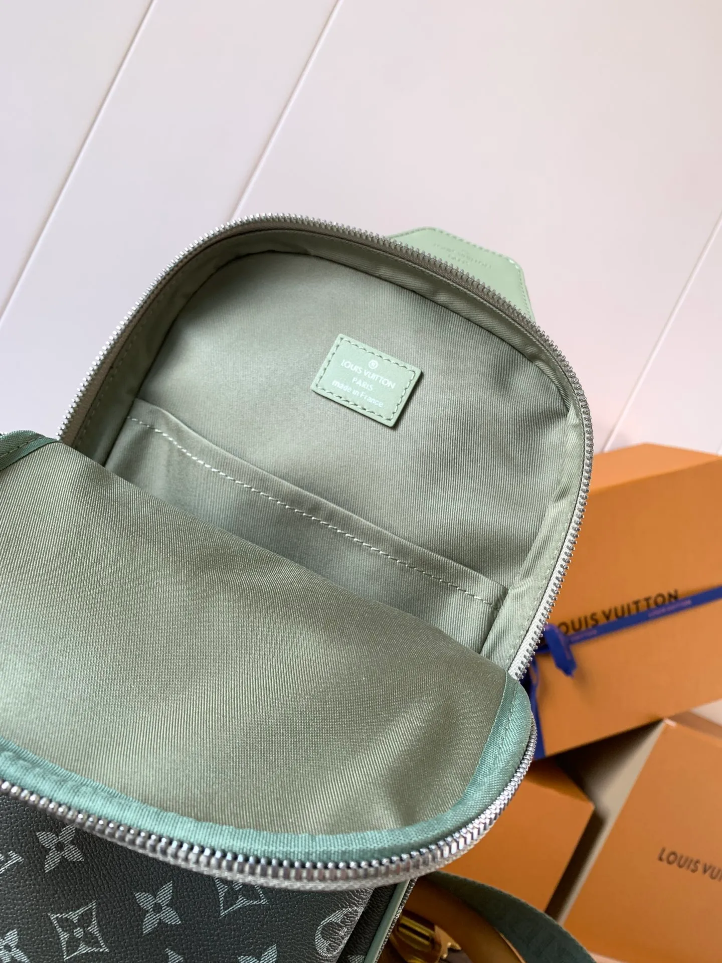 💰900 Top Original Order M11702 Gradient Green Top Original Order Changing Chip Chest Bag Slingbag PM crossbody bag is made of Monogram green gradient canvas, and the Monogram pattern gradually disappears into the background. Colors and delicate gradients convey a sense of sophistication. This compact crossbody bag has one main compartment and an external zippered pocket, as well as a triangular zippered pocket with a strap that connects to the bag. Dimensions 20×31×10cm750 (length x height x width)