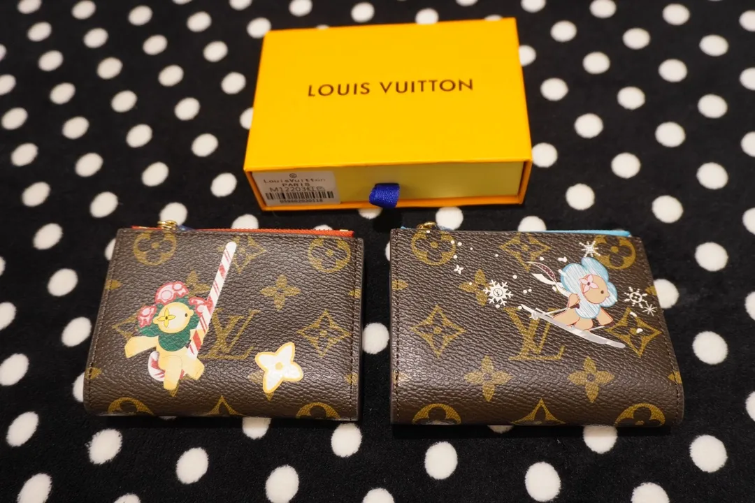 P130💰 82382, model number 12487 This LV Charms card holder is from the SnowShow series, incorporating smooth leather trim and festive patterns into the iconic Monogram canvas. The brand mascot Vivienne’s pet dog Petula lives in a corner, and Vivienne decorations and LV flowers complete the exquisite design. Dimensions 11x9x2