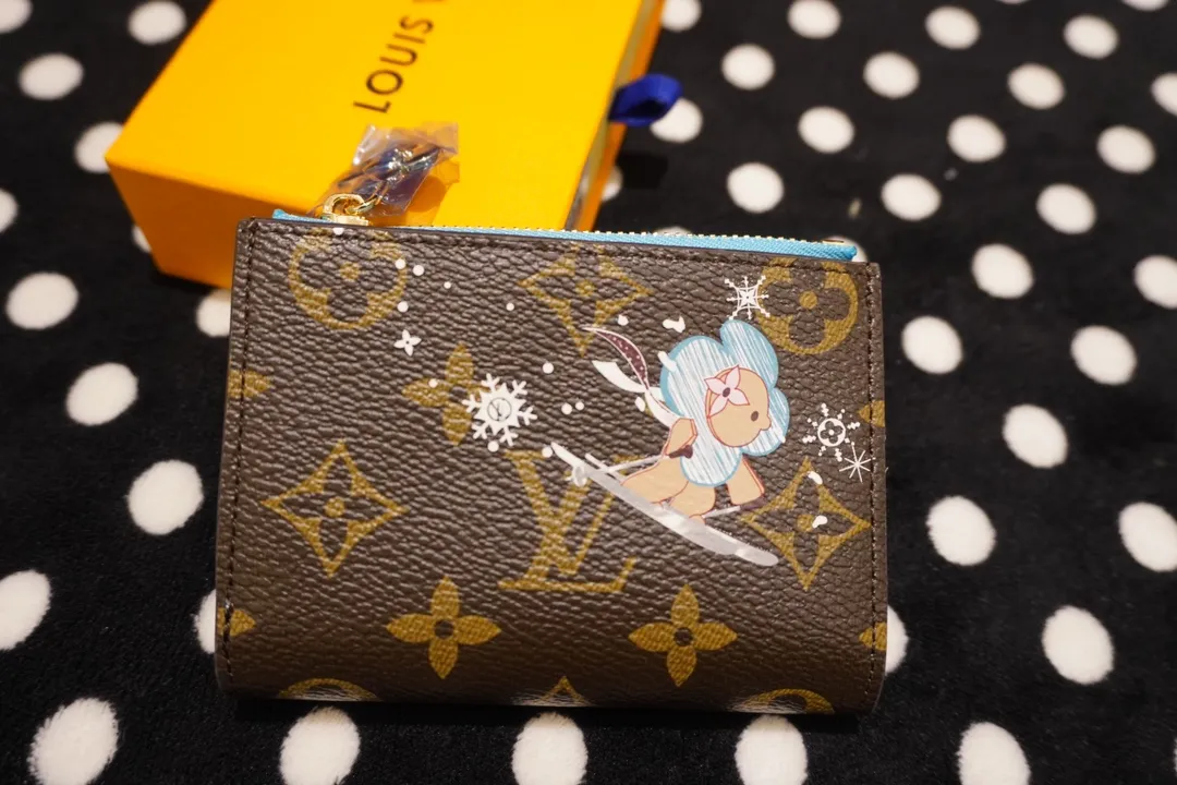 P130💰 82382, model number 12487 This LV Charms card holder is from the SnowShow series, incorporating smooth leather trim and festive patterns into the iconic Monogram canvas. The brand mascot Vivienne’s pet dog Petula lives in a corner, and Vivienne decorations and LV flowers complete the exquisite design. Dimensions 11x9x2