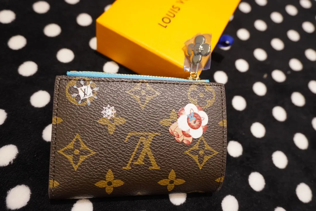 P130💰 82382, model number 12487 This LV Charms card holder is from the SnowShow series, incorporating smooth leather trim and festive patterns into the iconic Monogram canvas. The brand mascot Vivienne’s pet dog Petula lives in a corner, and Vivienne decorations and LV flowers complete the exquisite design. Dimensions 11x9x2