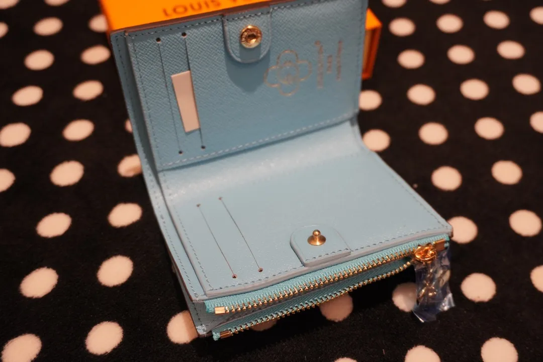 P130💰 82382, model number 12487 This LV Charms card holder is from the SnowShow series, incorporating smooth leather trim and festive patterns into the iconic Monogram canvas. The brand mascot Vivienne’s pet dog Petula lives in a corner, and Vivienne decorations and LV flowers complete the exquisite design. Dimensions 11x9x2