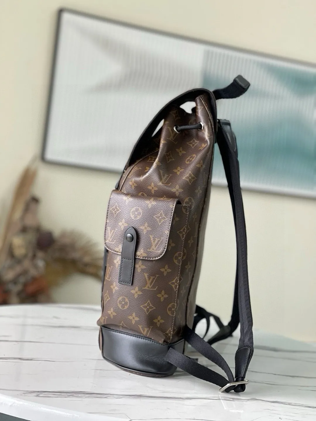 💰1000 Top Original M41379 Presbyopia Christopher backpack uses Monogram canvas to interpret the rugged and simple spirit of a hiking bag. Its unique style is suitable for both work and entertainment, highlighting a high-quality lifestyle. Dimensions: 41x 47x 13 cm